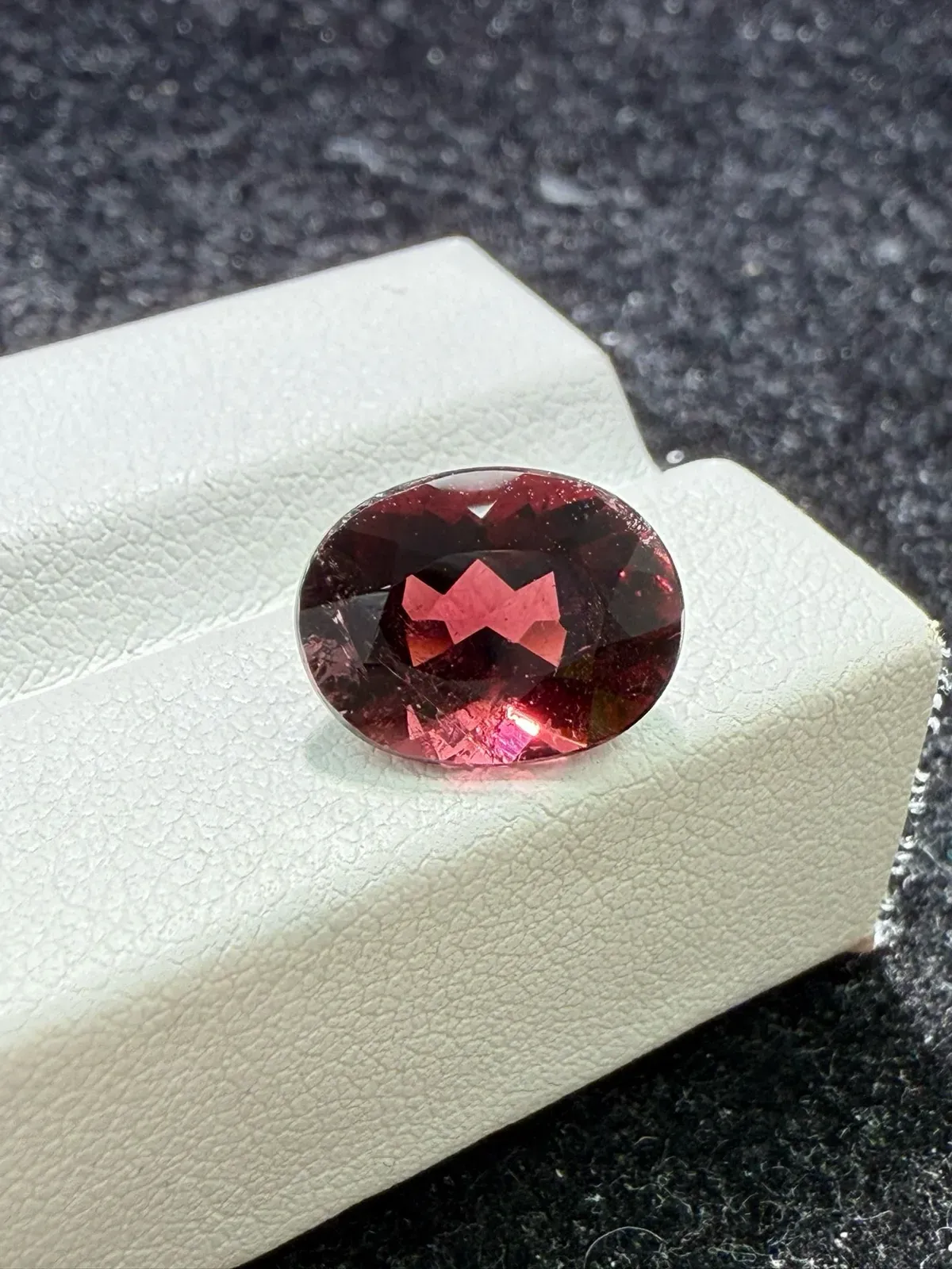 4.08ct天然红碧玺裸石，尺寸11.5*8.8*5.9 毫米，晶体通透，颜色美艳