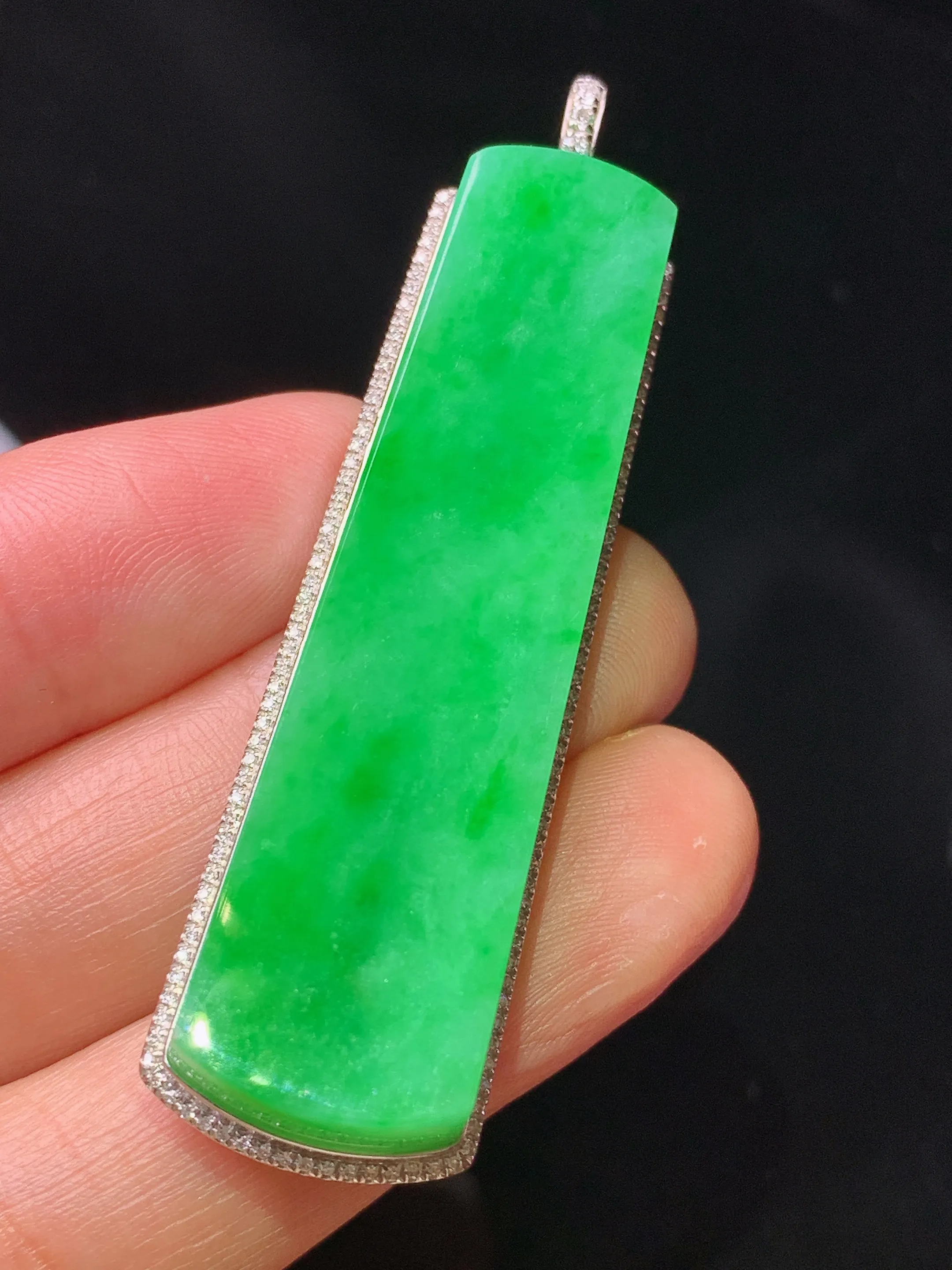 18k金钻镶嵌翠绿无事牌吊坠 玉质细腻 色泽清新艳丽 整体尺寸61*15.8*8.8
