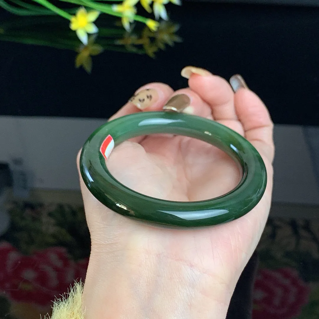 和田玉52圈口菠菜绿圆条碧玉手镯！玉质细腻油润 底色纯净 无纹裂 脂粉好，品质高