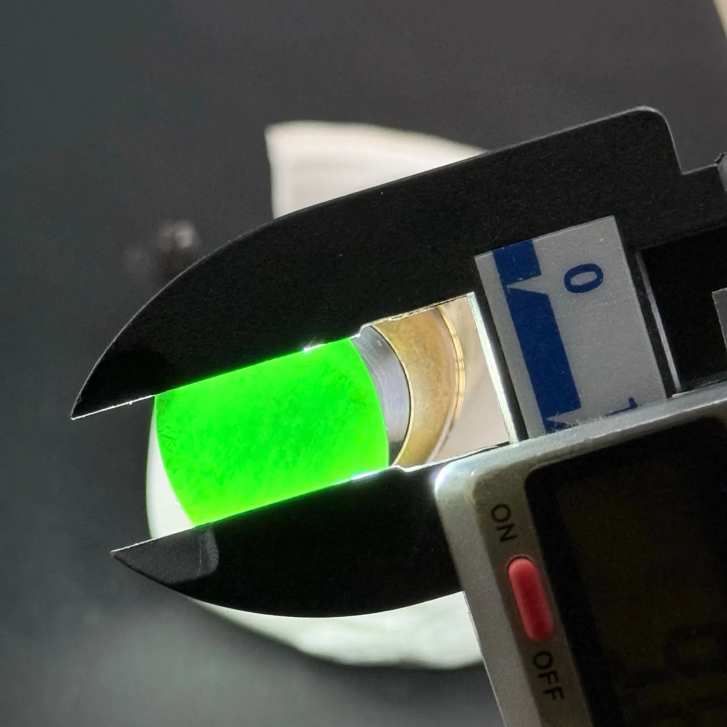 精品墨翠马鞍裸石 种好色正 黑度好 打灯通透 油性十足 尺寸16.3