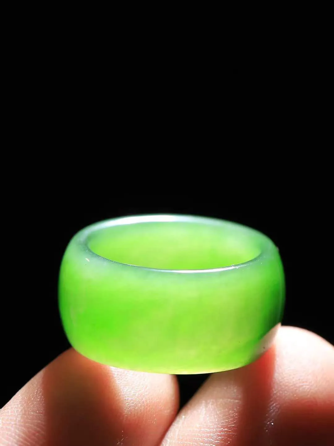 【戒指.吊坠】

精品和田玉碧玉戒指套装，玉质温润细腻，油润十足，手感上佳。️款式简单大方，做工细致，佩戴效果佳。
戒指内径17mm尺寸11.3-3.5mm吊坠尺寸11.8-13.6mm总重11.1克fDA-771142569