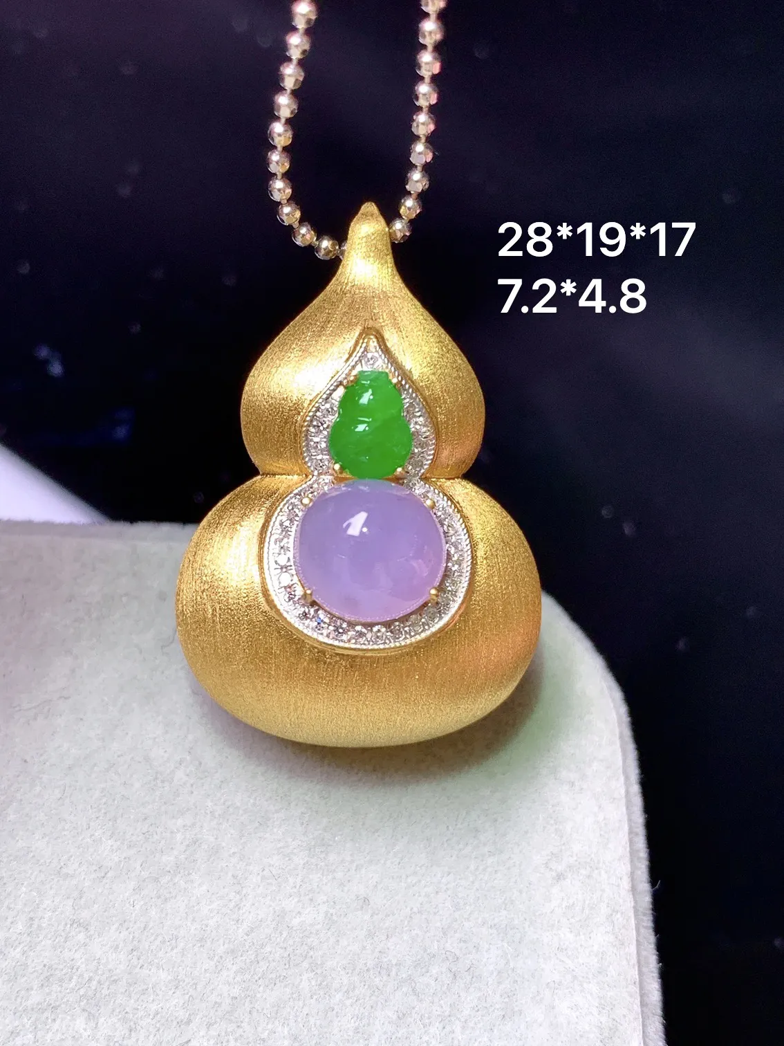 18k金钻镶嵌紫罗兰蛋面吊坠 玉质细腻 色泽清新艳丽 整体尺寸28*19*17