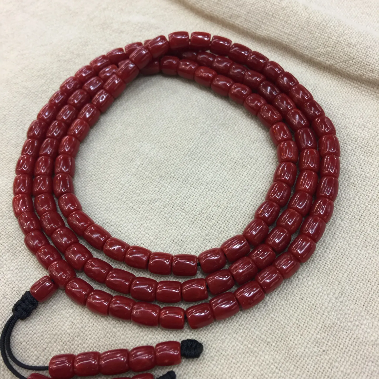 【赤血牛血6mm桶珠红珊瑚108佛珠串】传承精品！科西卡材料，西班牙产地。赤血牛血红颜色，黑红黑红的,整条无纹裂有虫眼。珠子直径5.95-5.2mm左右！108粒加佛头弟子珠共120粒，可作念佛珠串，每料珠子均为天然珊瑚，珊瑚自古就为佛教珍宝，大师，高僧的喜爱之物！可加持，可守护！深海千年有机宝石，重量为36.82克！