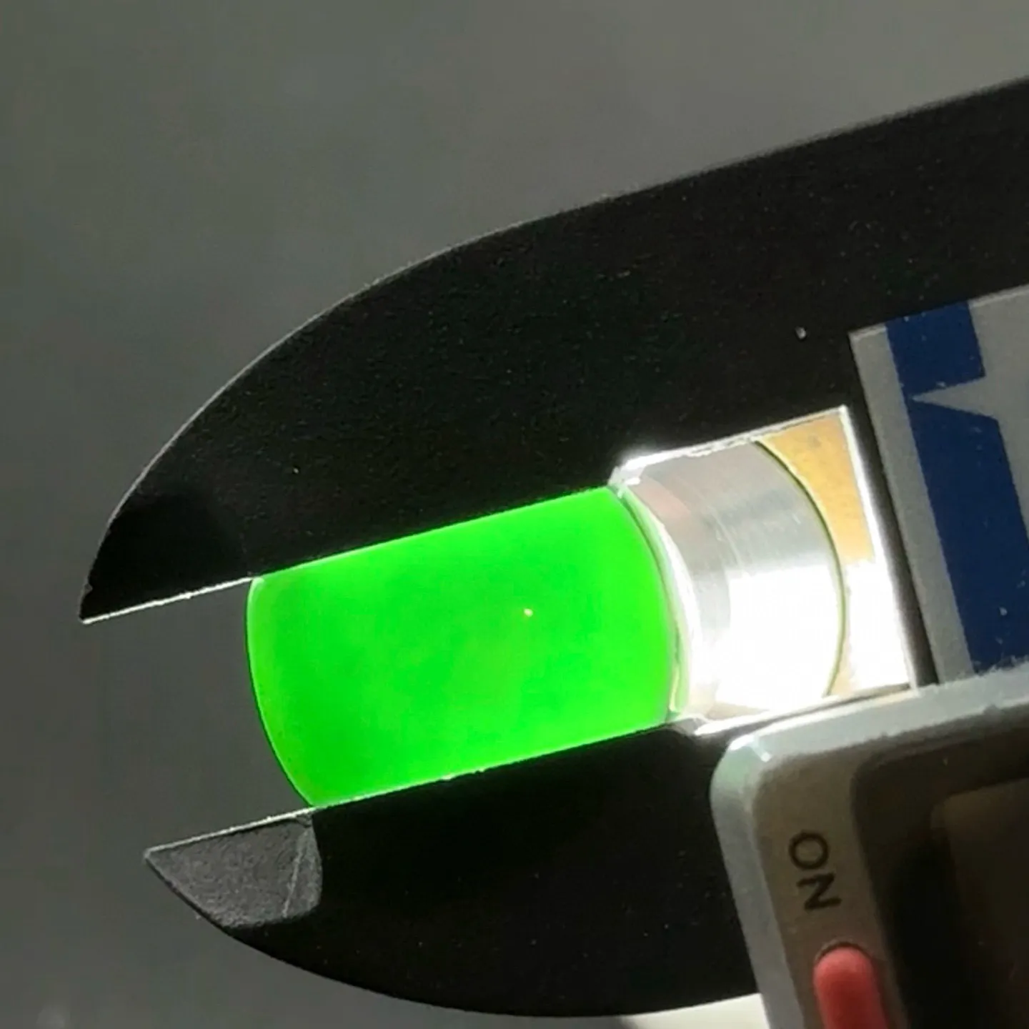 精品墨翠马鞍裸石 种好色正 黑度极好 打灯通透 尺寸15.8