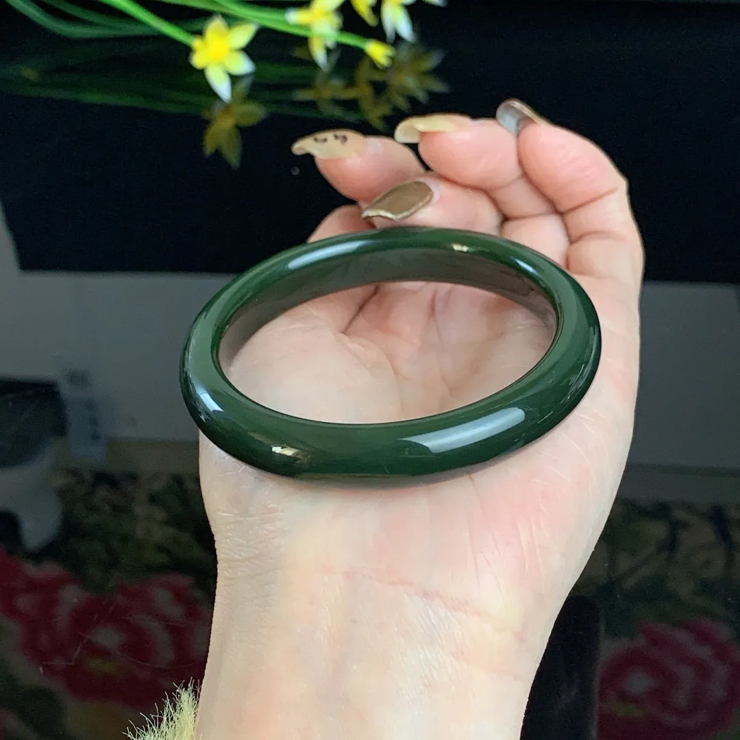 和田玉56圈口菠菜绿碧玉手镯！精品细料，玉质细腻油润 底色纯净 无裂无杂 脂粉好，品质高