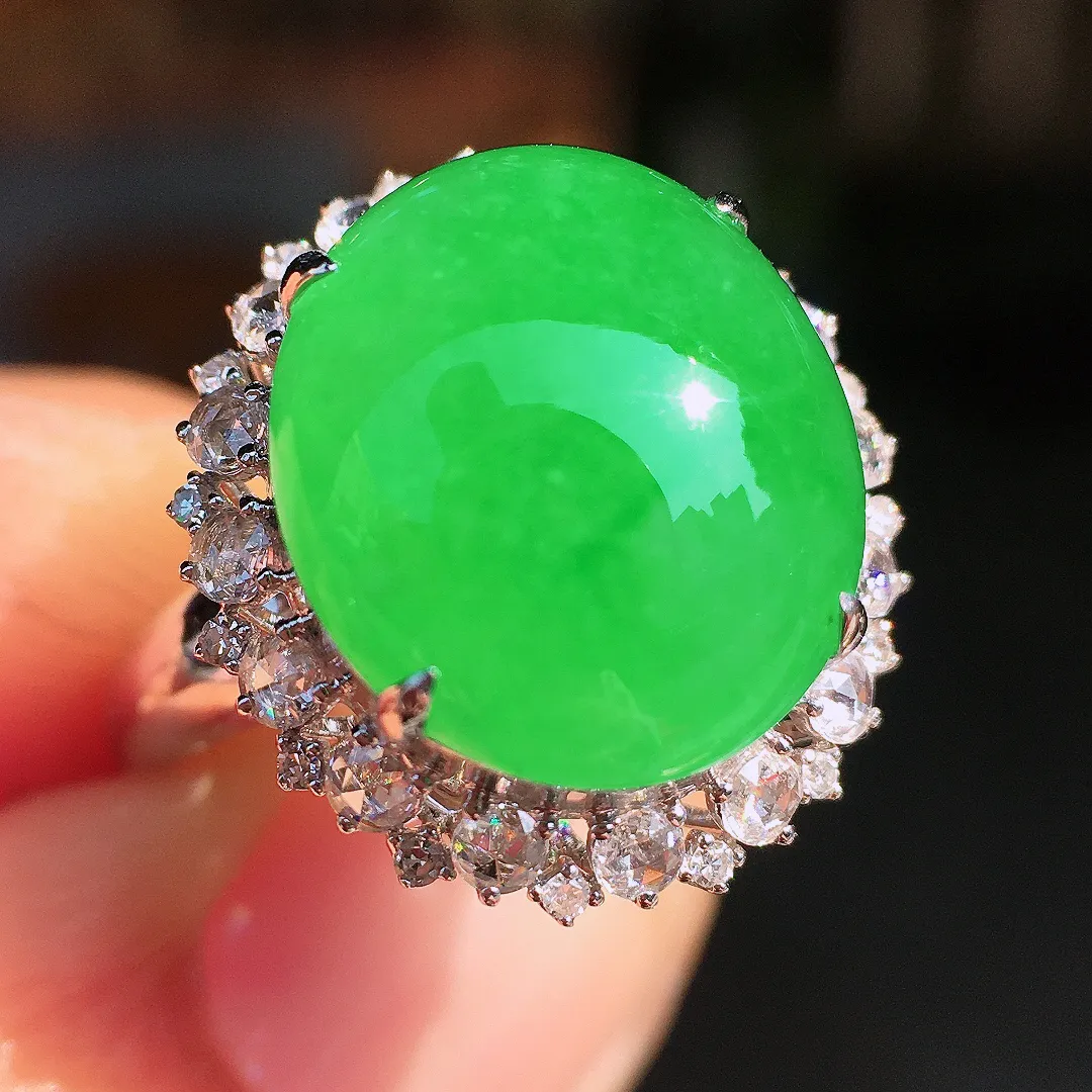 阳绿蛋面戒指，色泽均匀艳丽，玉质细腻，荧光感超
强，饱满圆润，尽显优雅气质，18k
金豪华镶嵌