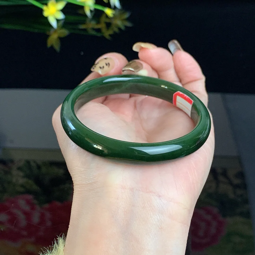 和田玉57.5圈口菠菜绿碧玉手镯！玉质细腻油润 底色纯净 无纹裂 脂粉好，品质高