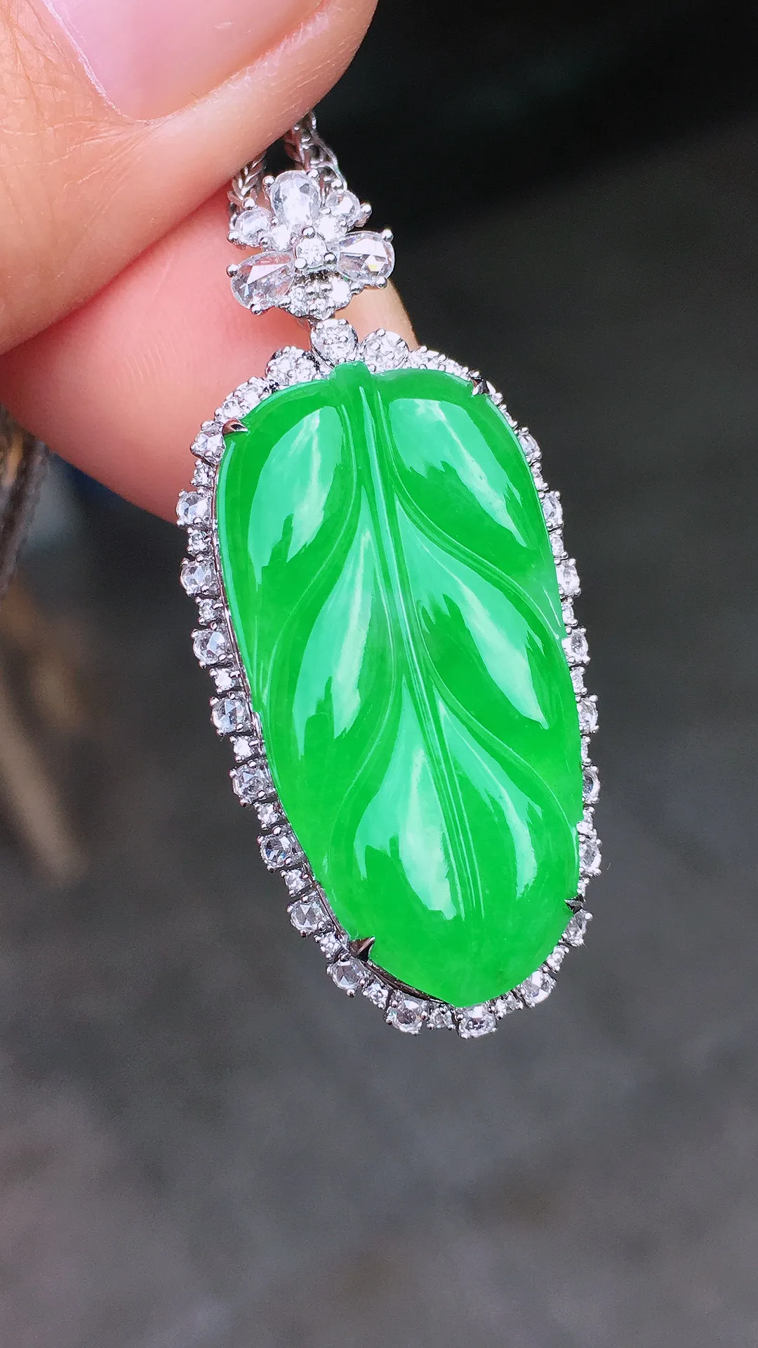 阳绿玉叶吊坠，色泽均匀艳丽，玉质细腻，荧光感超
强，饱满圆润，尽显优雅气质，18k
金豪华镶嵌