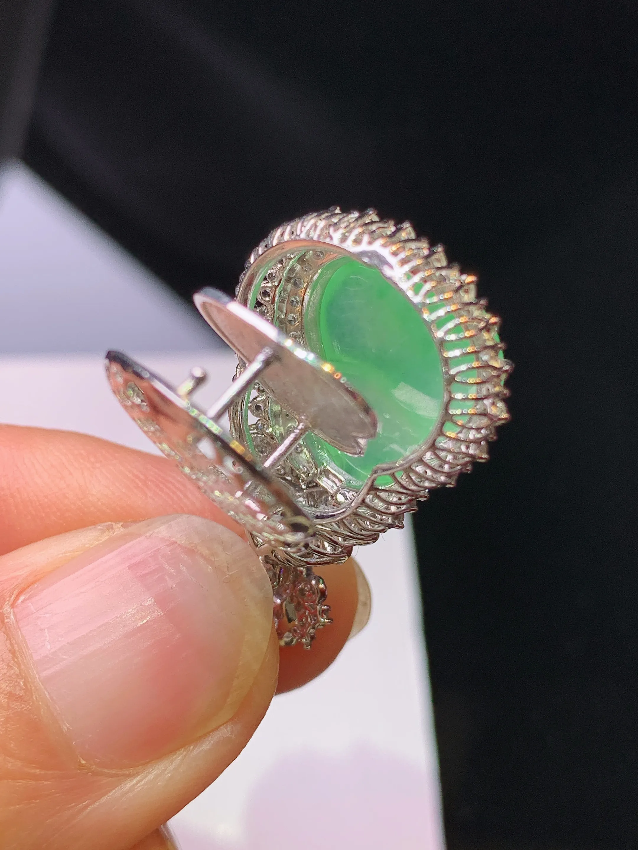 18k金钻镶嵌翠绿葫芦吊坠 玉质细腻 色泽清新艳丽 整体尺寸28.5*17.5*11.8