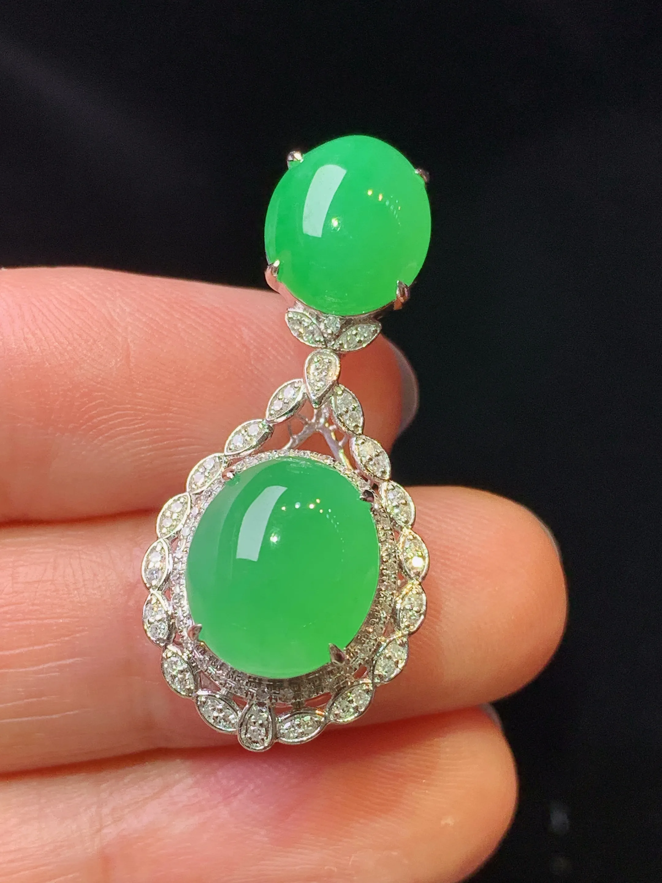 18k金钻镶嵌满绿蛋面吊坠 玉质细腻 色泽清新艳丽 整体尺寸33.8*15.2*11.3