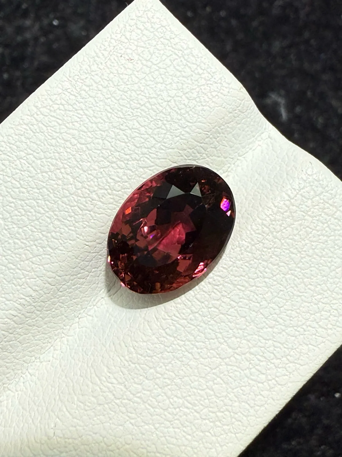 3.72ct天然红碧玺裸石，尺寸10.8*8*6.4 毫米，晶体通透，颜色美艳