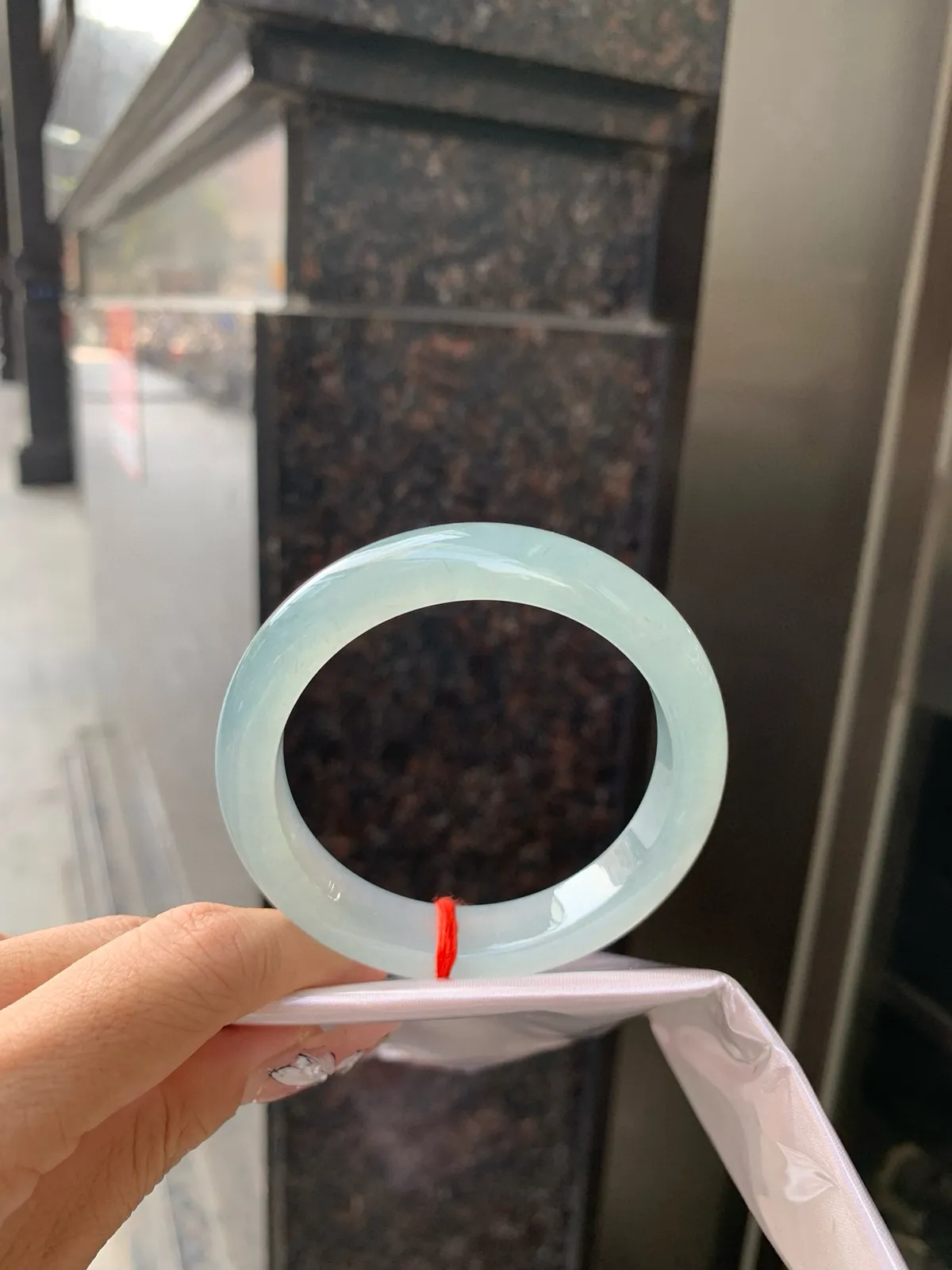 冰晴正圈。底妆胶润细腻，清爽耐看的冰晴底色均匀，夏季美好的冰凉感，时而晴时而蓝，随光线变化如梦如幻。