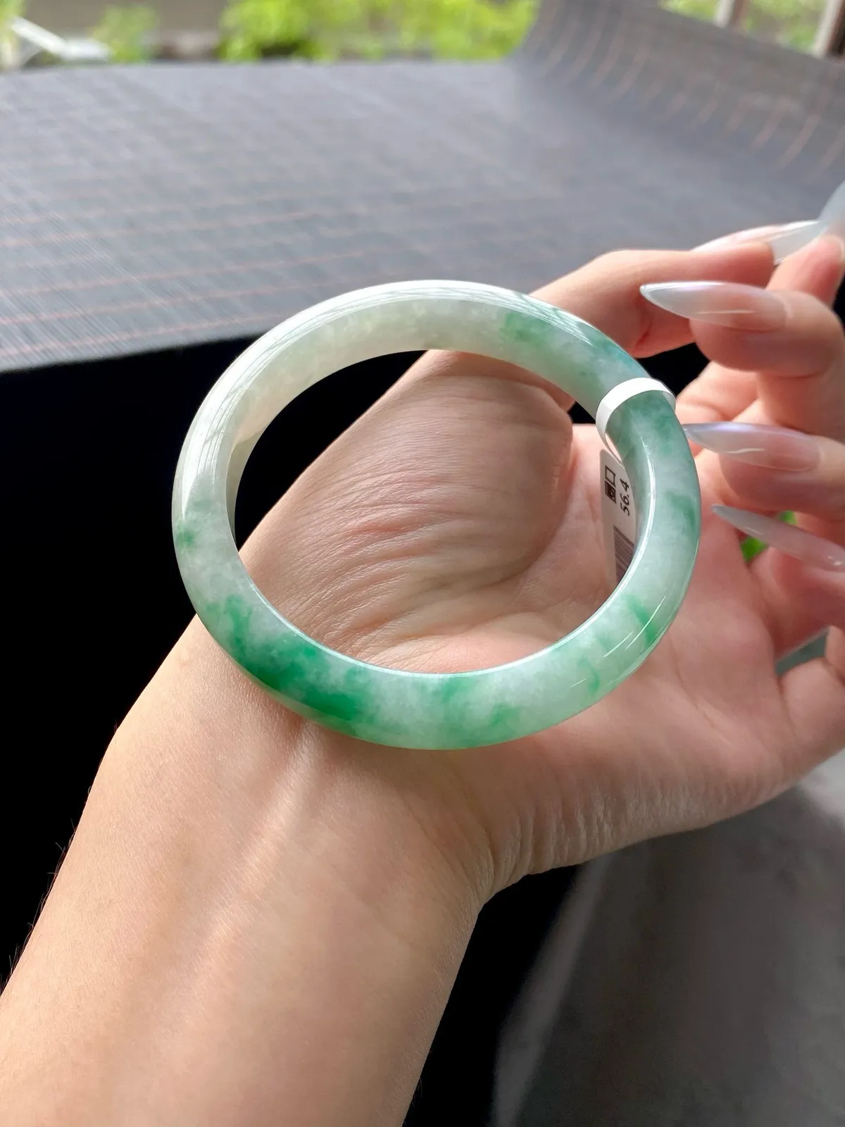 阳绿飘花白底青正圈（冰纹不扣）
尺寸 56.5-10.8-8