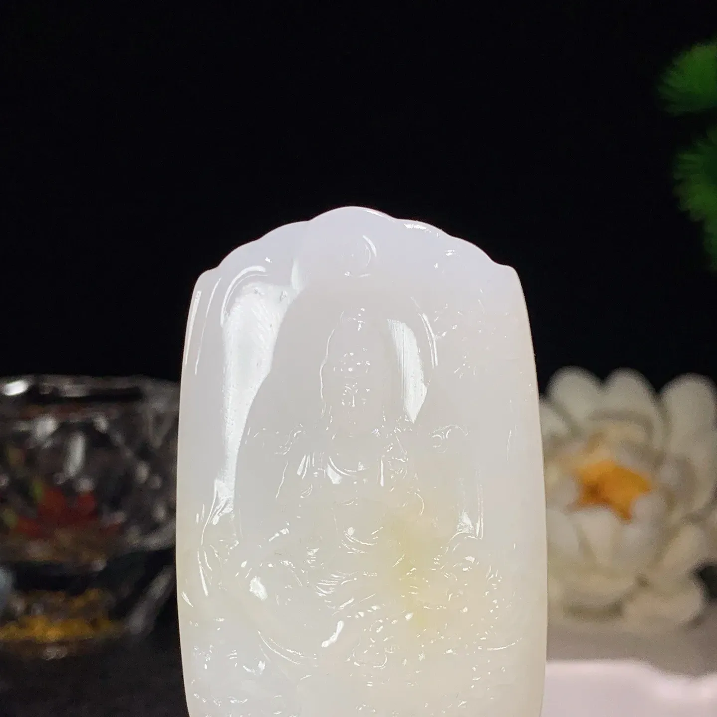 和田玉白玉糖料羊脂白文殊菩萨牌子挂件 尺寸55/35/12重50克 玉质细腻油润。手推出油。佩高端典雅。lt060129