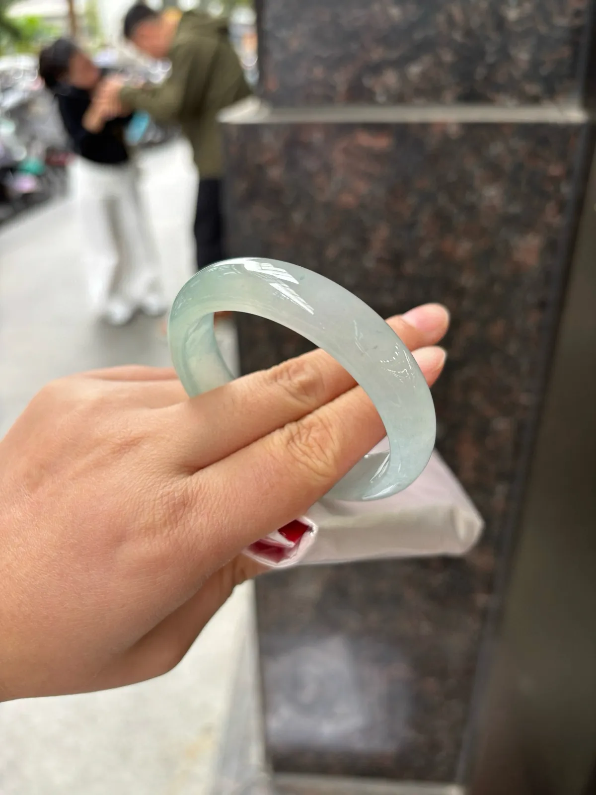 冰晴飘花正圈
完美，整体呈现出清润的晴底色泽，冰润莹泽的质地透着十足水头，上手水润通透又细腻起胶。种老肉细的特质让镯身质感尤为出众。