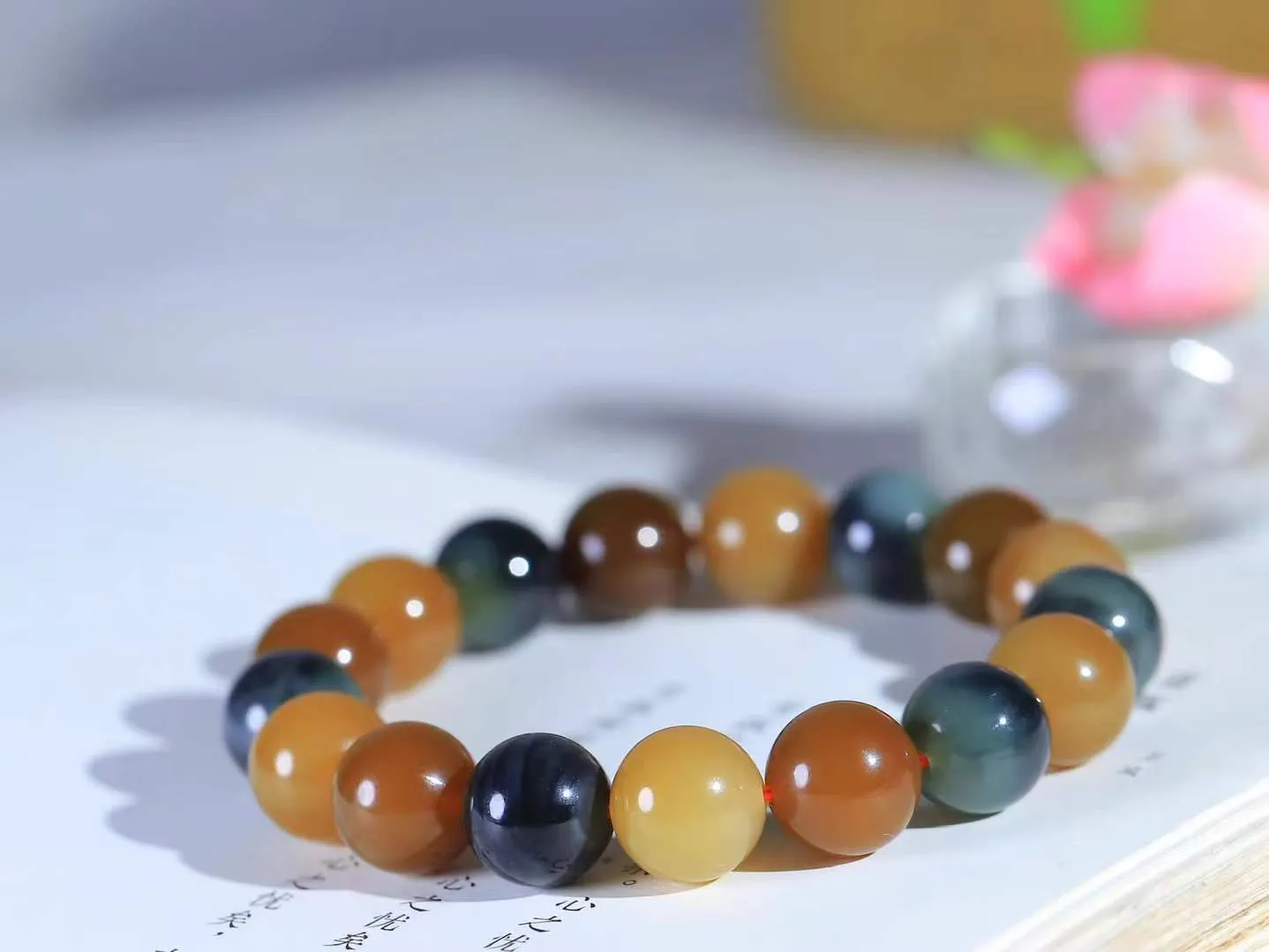 【珠圆玉润.手串】

精品️和田玉三色珠圆玉润手串 玉质温润细腻  整串打磨圆润，佩戴舒适。珠珠落