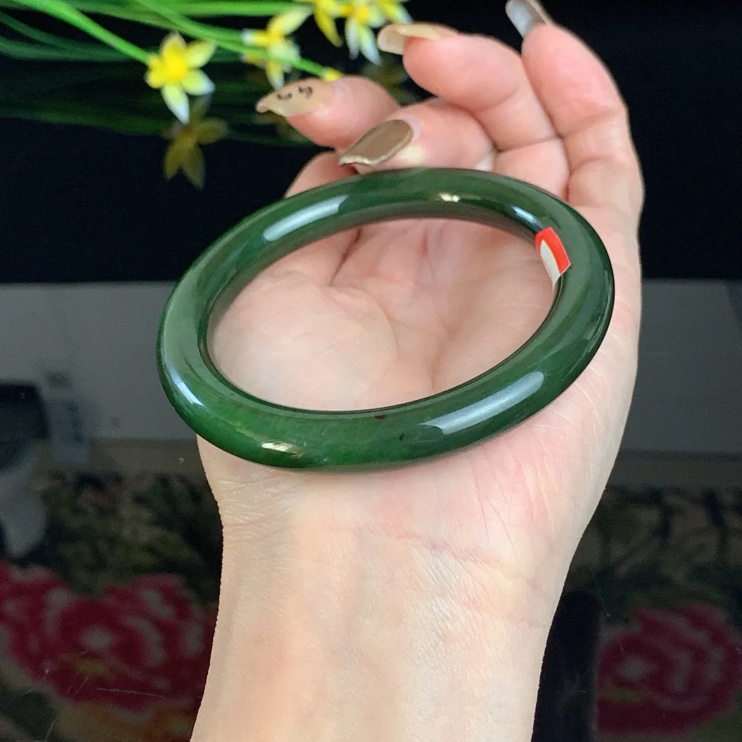 和田玉57圈口菠菜绿圆条碧玉手镯！玉质细腻油润 底色纯净 无纹裂 脂粉好，品质高