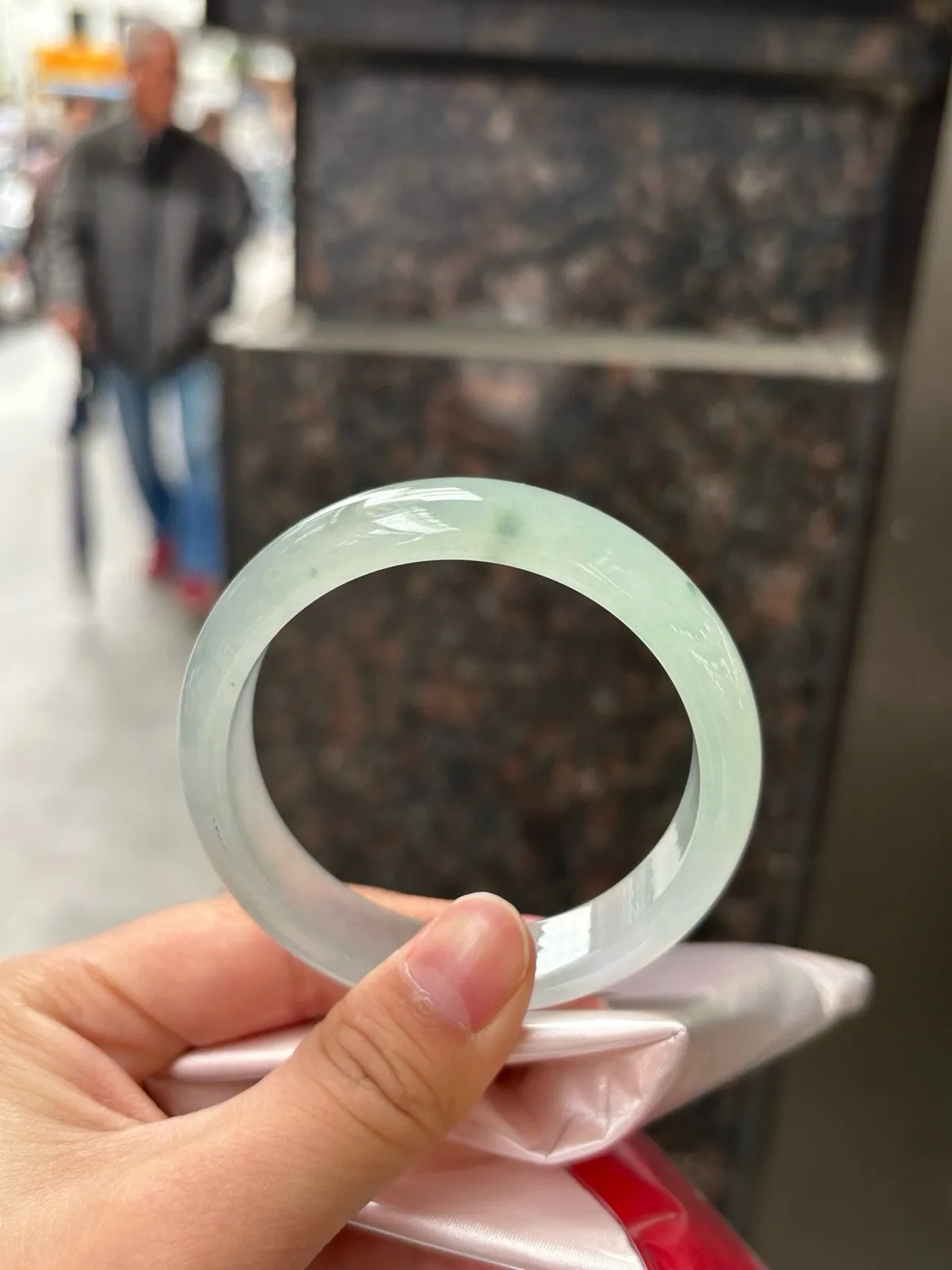 冰晴飘花正圈
完美，整体呈现出清润的晴底色泽，冰润莹泽的质地透着十足水头，上手水润通透又细腻起胶。种老肉细的特质让镯身质感尤为出众。