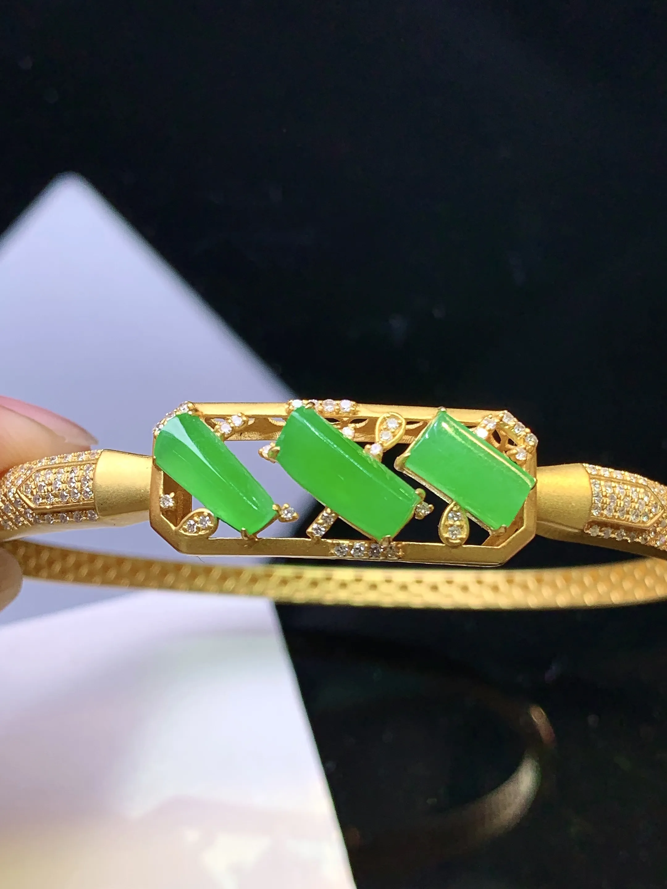 18k金钻镶嵌满绿玉柱手镯 玉质细腻 色泽清新艳丽 圈口58.5 裸石尺寸9.6*4*3