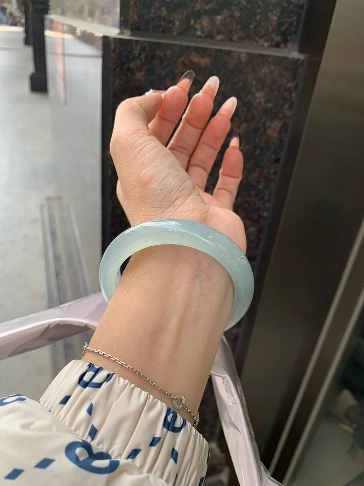 冰晴正圈。底妆胶润细腻，清爽耐看的冰晴底色均匀，夏季美好的冰凉感，时而晴时而蓝，随光线变化如梦如幻。