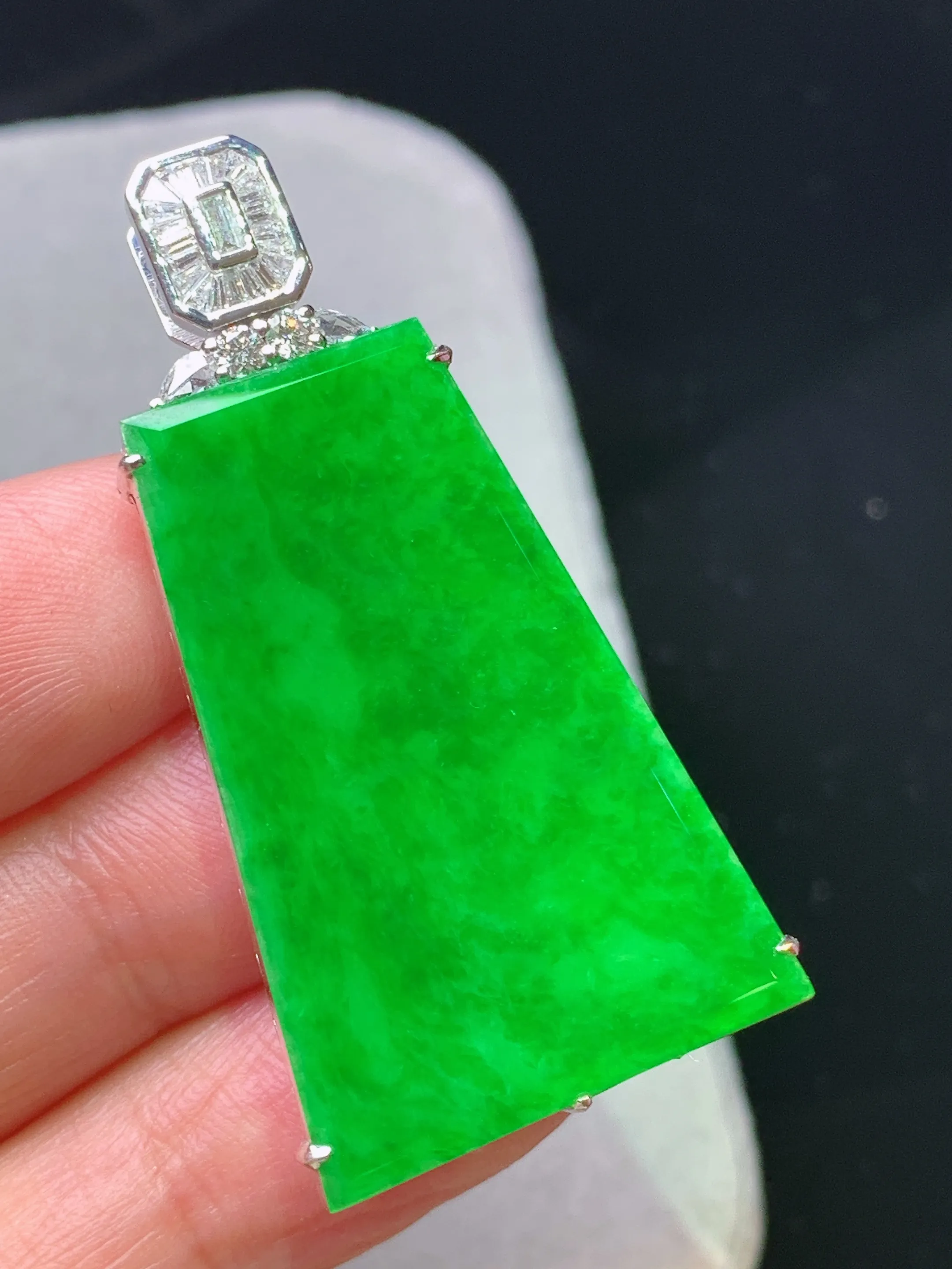 18k金钻镶嵌翠绿无事牌吊坠 玉质细腻 色泽清新艳丽 整体尺寸43.2*22.2*8.7