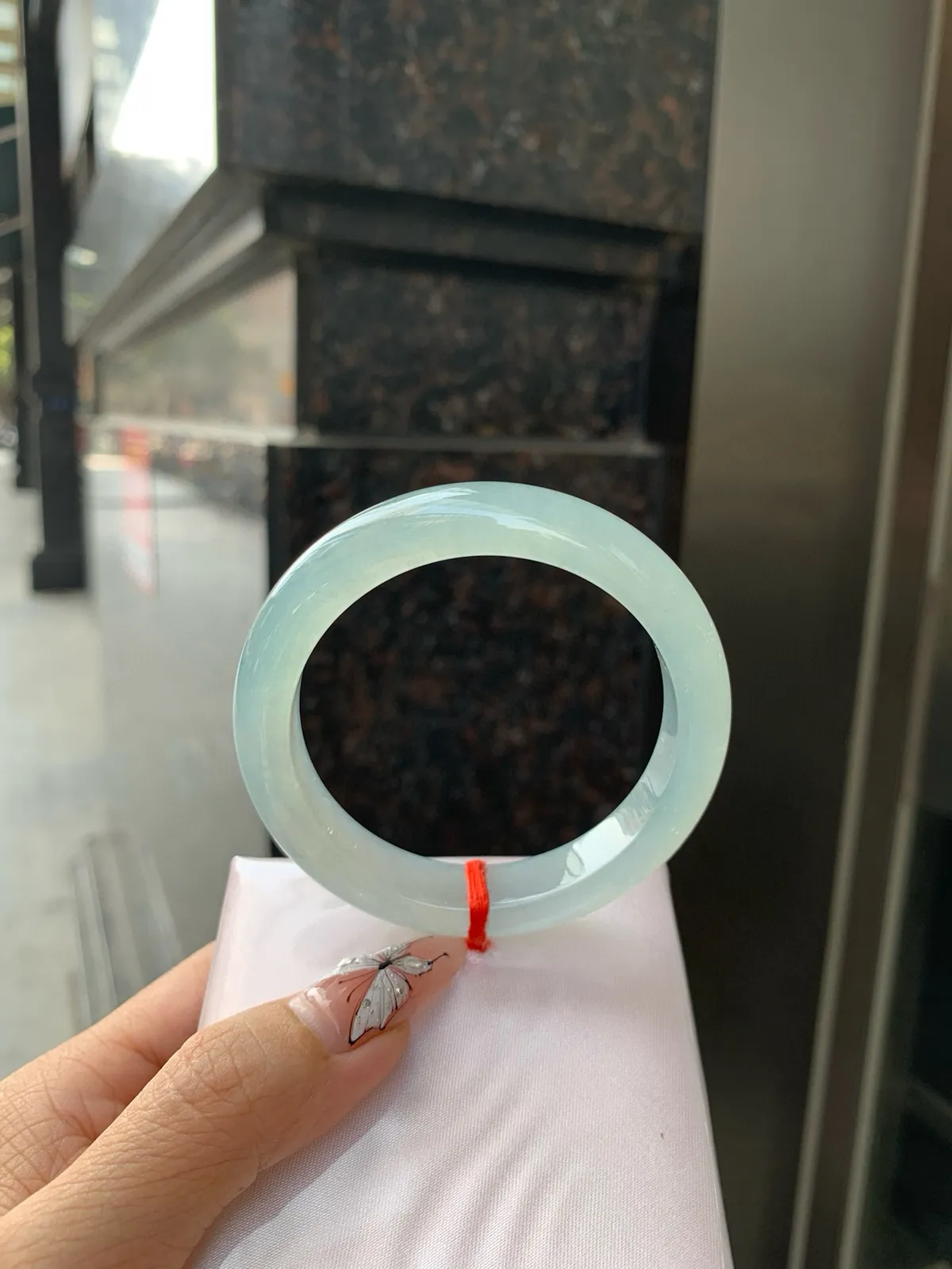 冰晴正圈。底妆胶润细腻，清爽耐看的冰晴底色均匀，夏季美好的冰凉感，时而晴时而蓝，随光线变化如梦如幻。