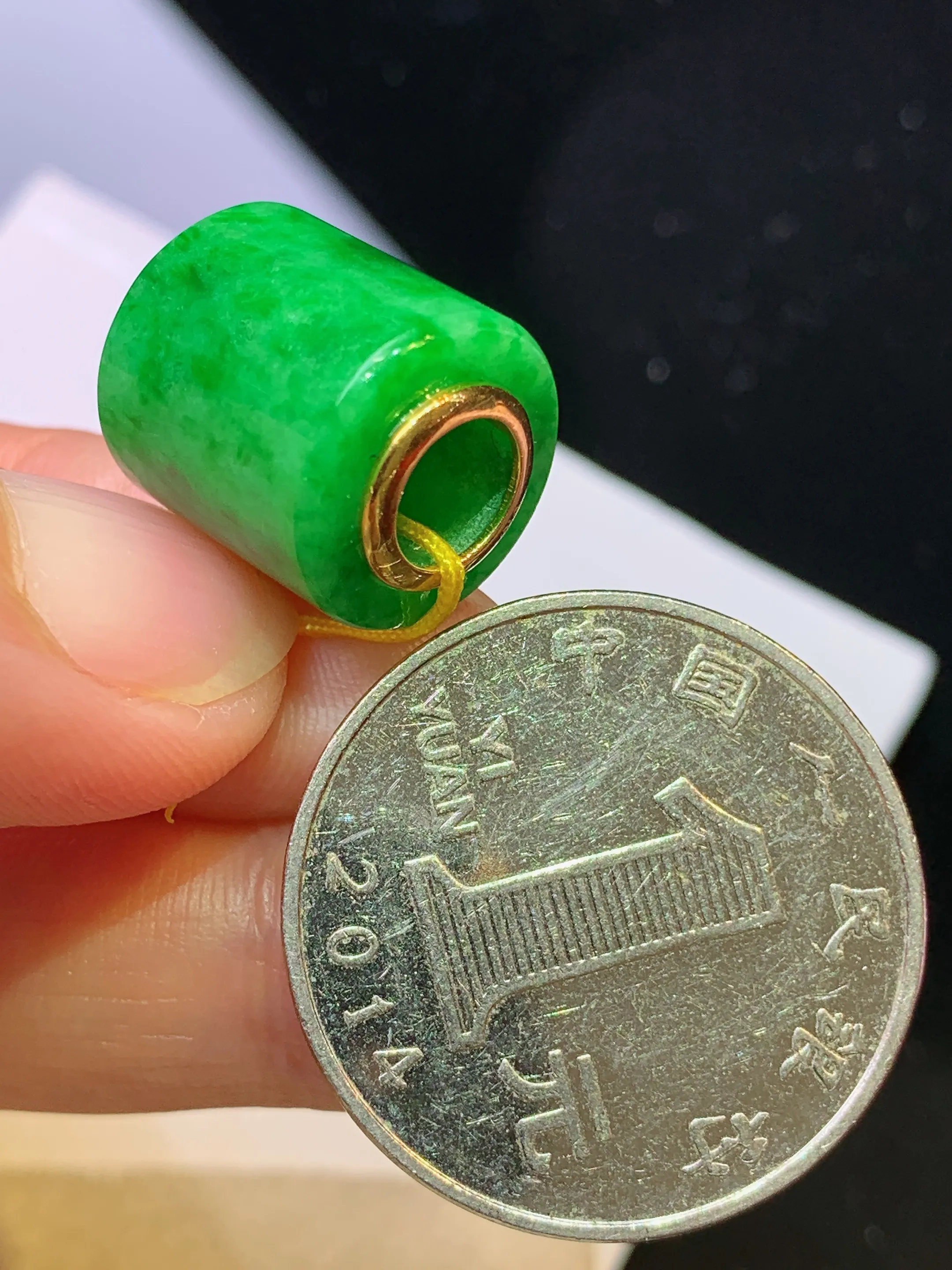 18k金镶嵌翠绿路路通吊坠 玉质细腻 色泽清新艳丽 整体尺寸13.2