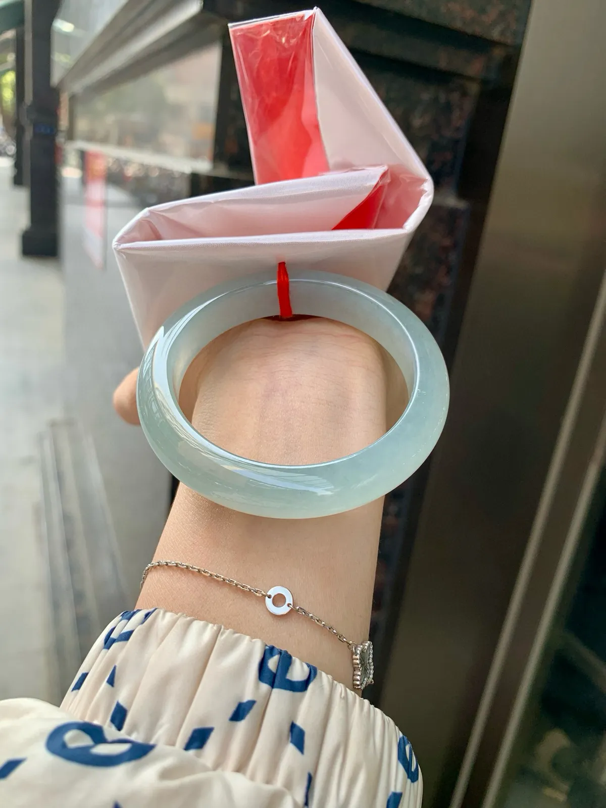 冰晴正圈。底妆胶润细腻，清爽耐看的冰晴底色均匀，夏季美好的冰凉感，时而晴时而蓝，随光线变化如梦如幻。