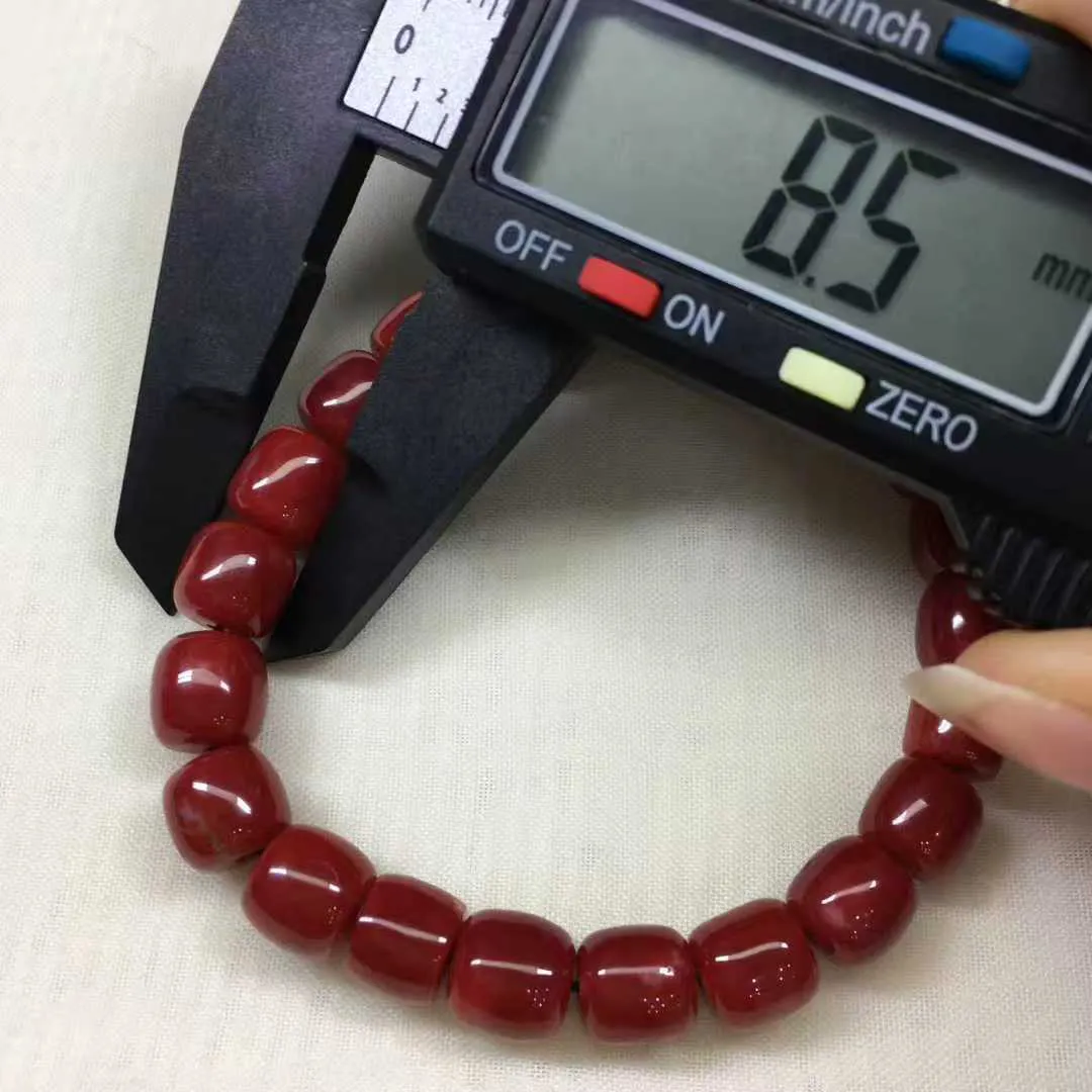 【天然日本阿卡牛血红珊瑚8.5mm老型大桶珠弹力单圈手串】天然无添加无修补，日本产地，阿卡材料，牛血红颜色，型美色浓！光泽柔润透亮，直径约为8.5-7.4mm，重量20.75克，珊瑚本为佛教珍宝，来自深海千年生长，收藏精品！传承宝贝！
