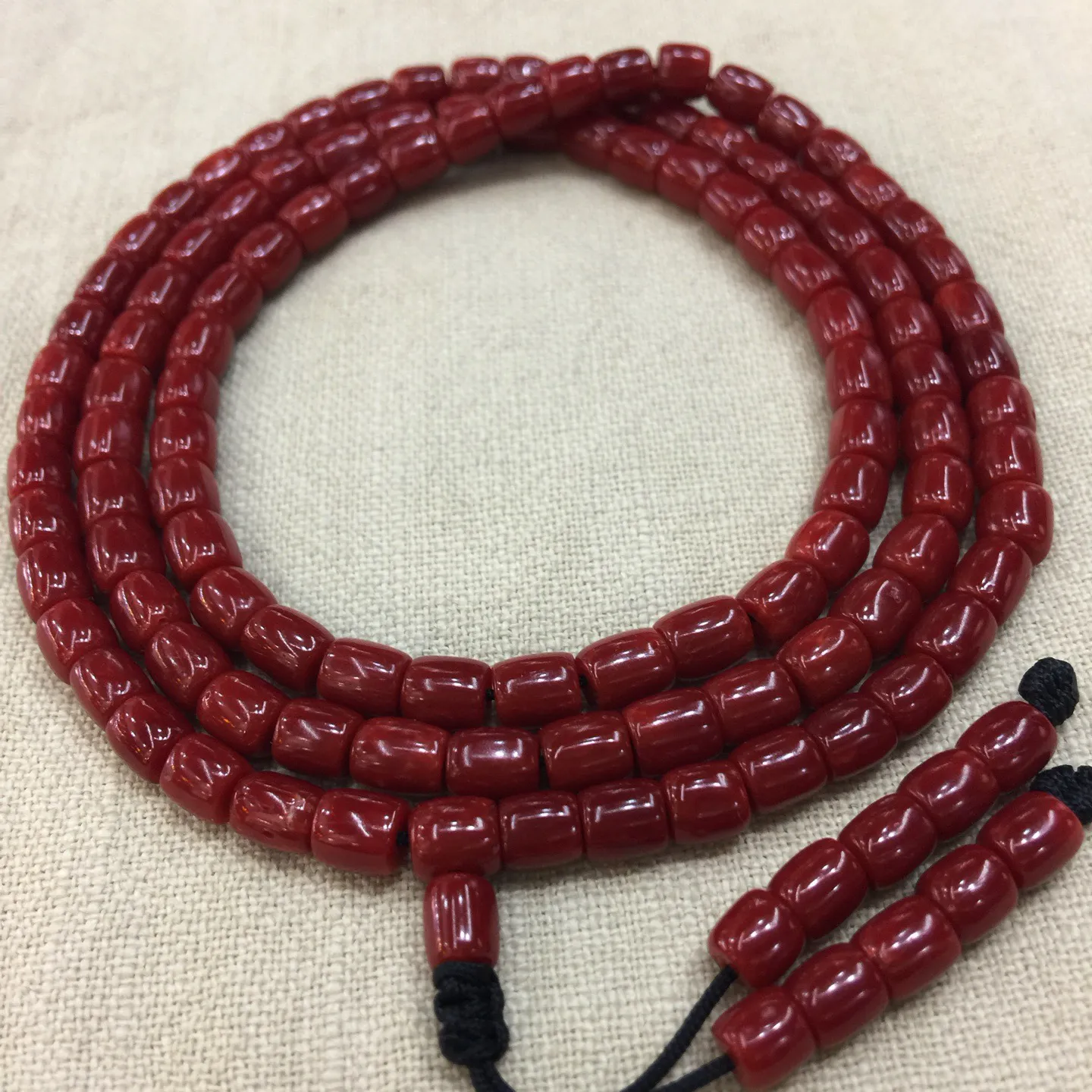 【赤血牛血6mm桶珠红珊瑚108佛珠串】传承精品！科西卡材料，西班牙产地。赤血牛血红颜色，黑红黑红的,整条无纹裂有虫眼。珠子直径6-5.3mm左右！108粒加佛头弟子珠共120粒，可作念佛珠串，每料珠子均为天然珊瑚，珊瑚自古就为佛教珍宝，大师，高僧的喜爱之物！可加持，可守护！深海千年有机宝石，重量为39.36克！