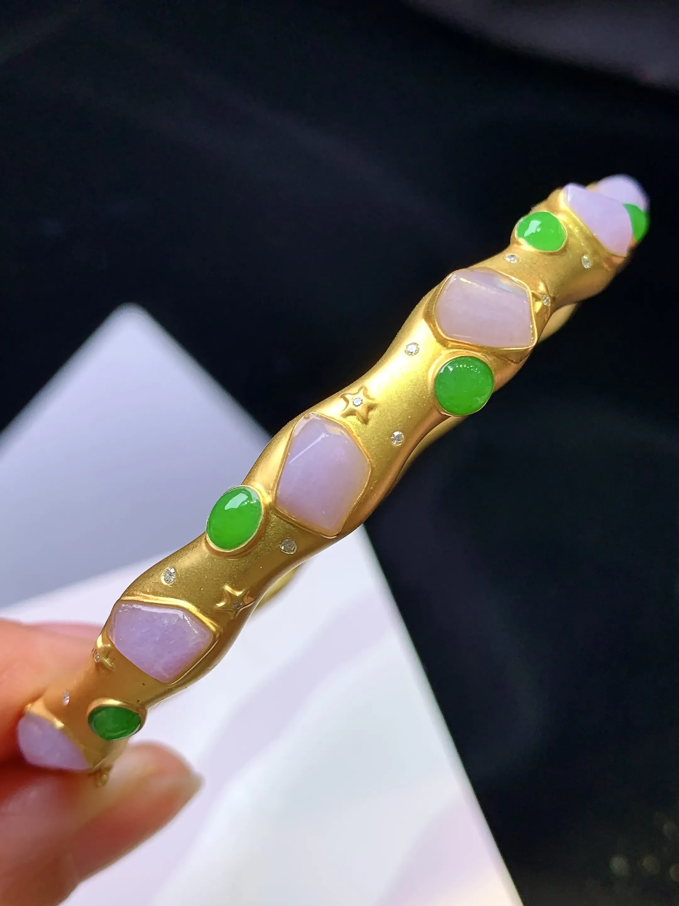 18k金钻镶嵌吊坠 玉质细腻 色泽清新艳丽 圈口62 整体尺寸8.2*5.6*3