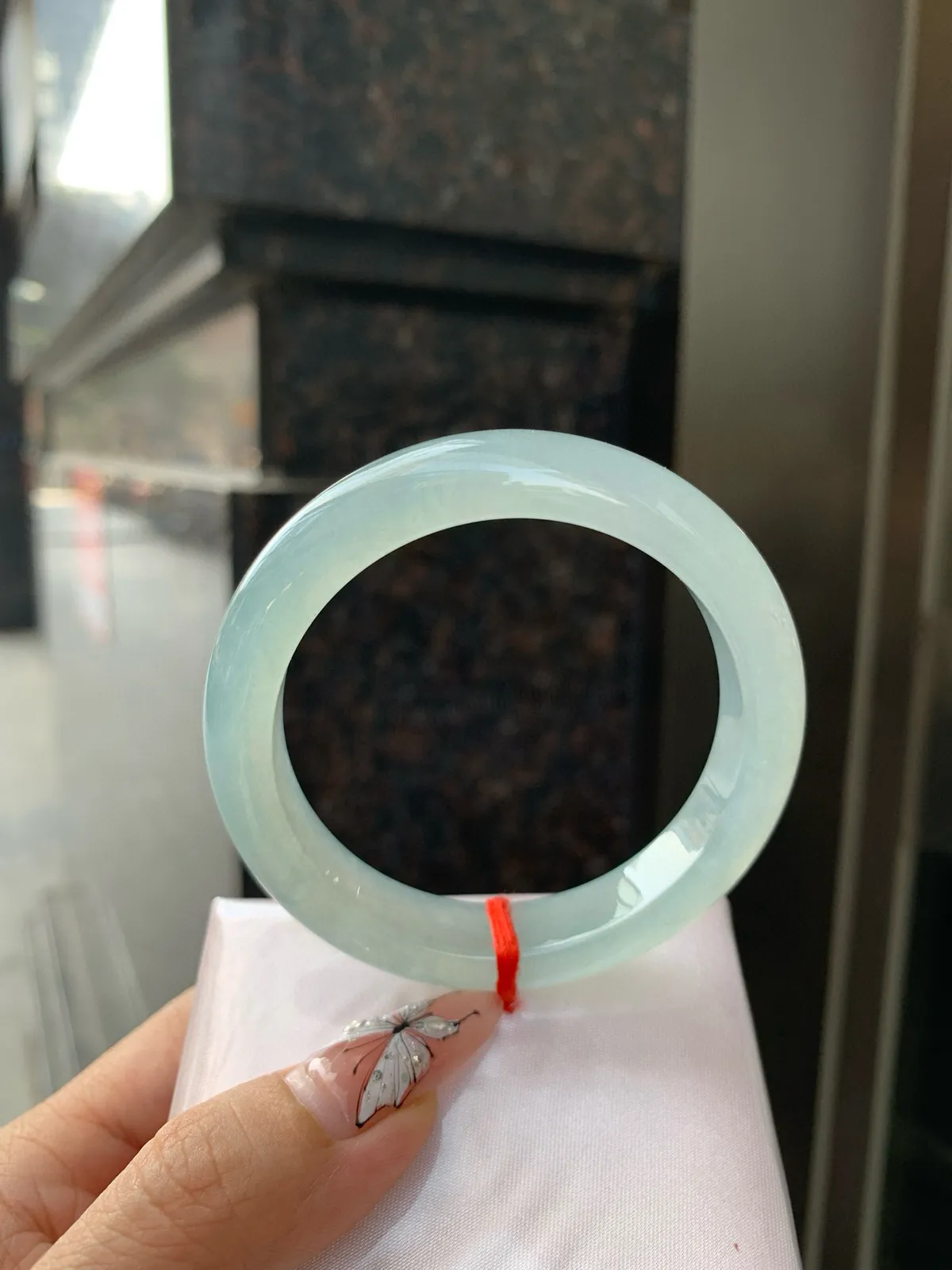 冰晴正圈。底妆胶润细腻，清爽耐看的冰晴底色均匀，夏季美好的冰凉感，时而晴时而蓝，随光线变化如梦如幻。