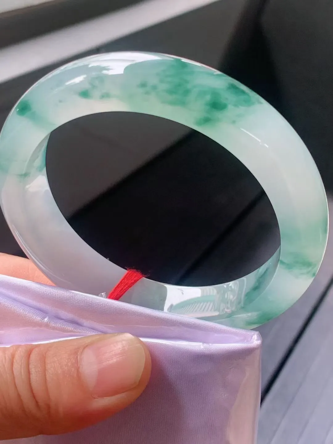 【翡翠名称】老种高冰飘花57正圈口手镯
【翡翠尺寸】57/13.3/8.9mm适合56-58正圈口佩戴
【翡翠描述】宝贝种老水足，玉质细腻，色泽靓丽，性价比高，佩戴效果好！
【其它赠送】权威证书/精美挂绳盒子/支持全国复检