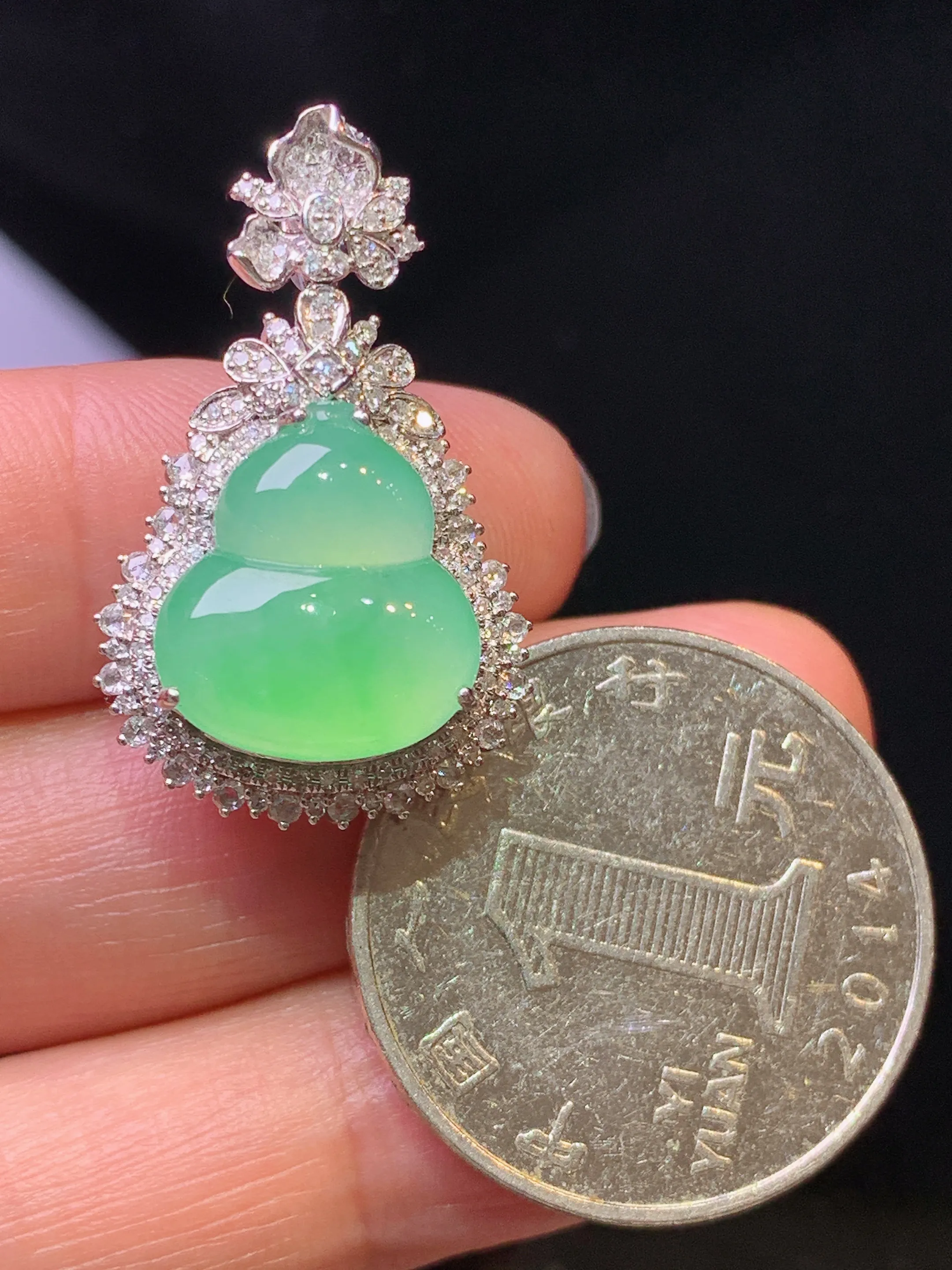 18k金钻镶嵌翠绿葫芦吊坠 玉质细腻 色泽清新艳丽 整体尺寸28.5*17.5*11.8