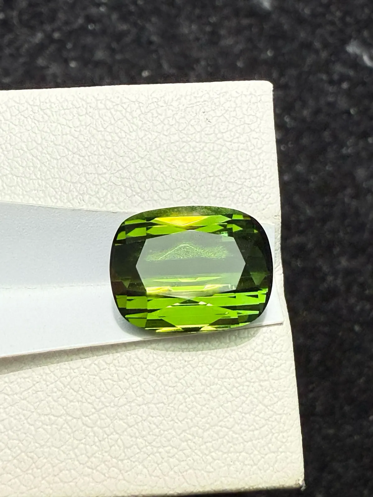 5.82ct天然绿碧玺裸石，尺寸11.5*9*6.3 毫米，晶体通透，颜色美艳