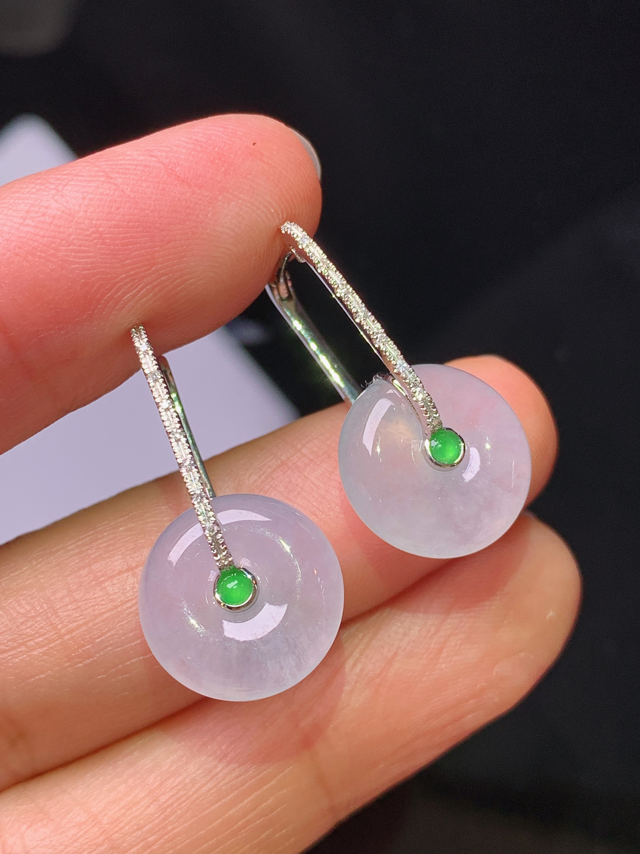 18k金钻镶嵌冰种平安扣耳坠 玉质细腻 色泽清新艳丽 整体尺寸24*12.6*5.2