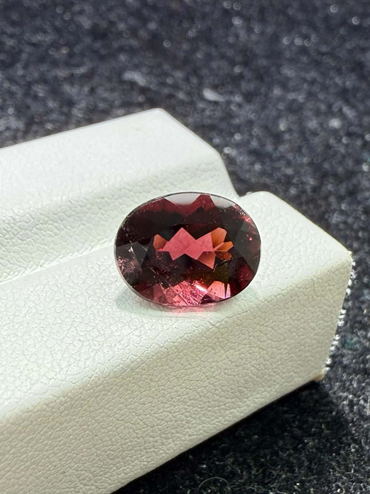 4.08ct天然红碧玺裸石，尺寸11.5*8.8*5.9 毫米，晶体通透，颜色美艳