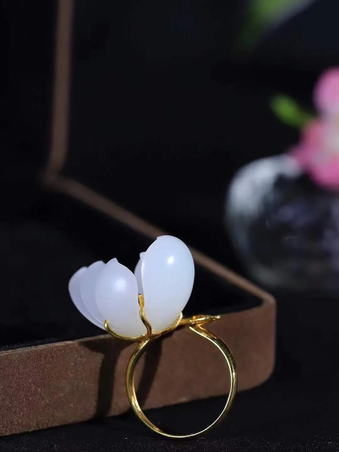 （金镶玉.荷韵.戒指）

精品和田玉白玉18k金镶嵌荷韵戒指，玉质细腻温润，油润感十足，心似莲花开