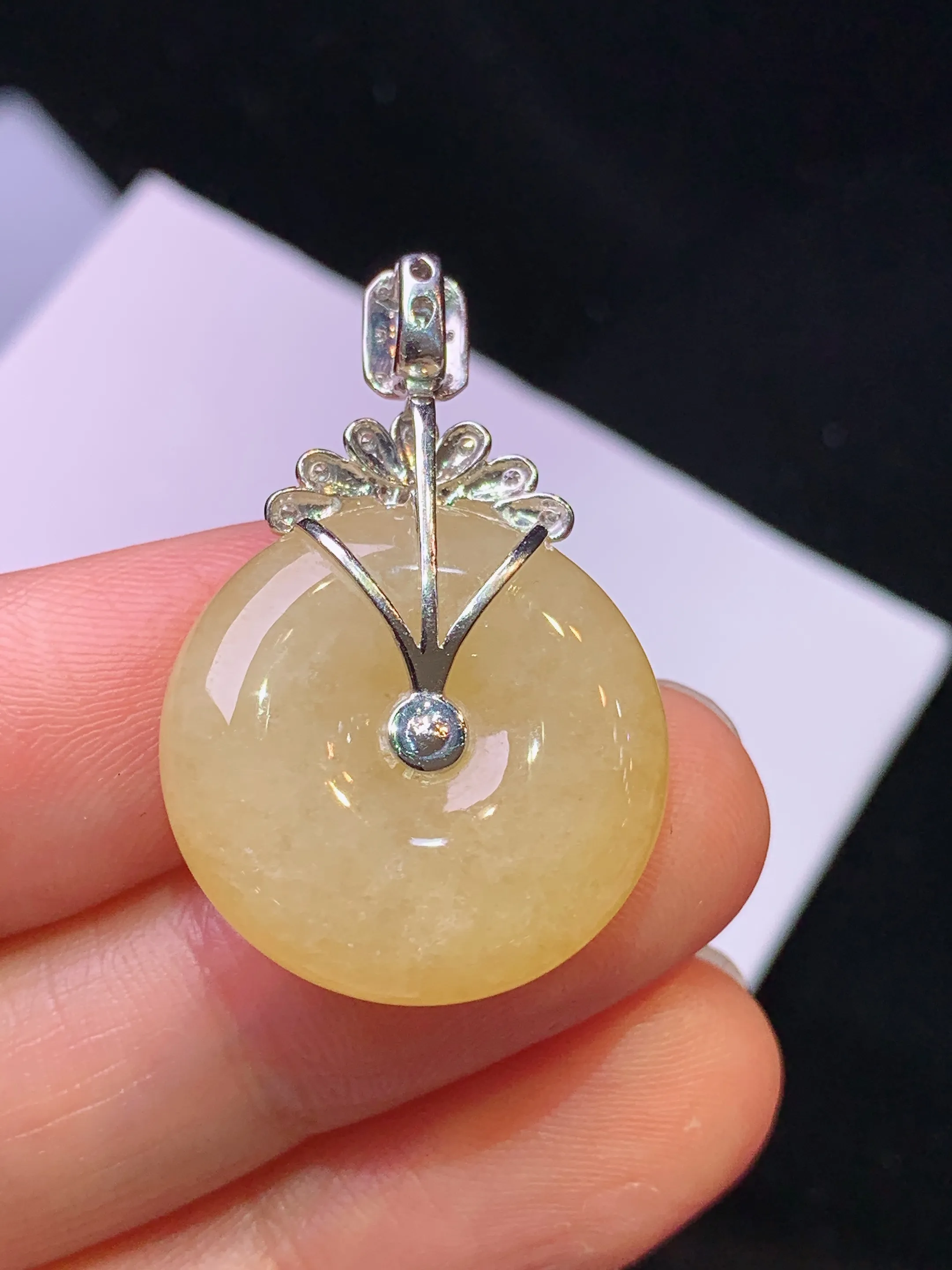 18k金钻镶嵌黄翡平安扣吊坠 玉质细腻 色泽清新艳丽 整体尺寸31.5*20.5*6
