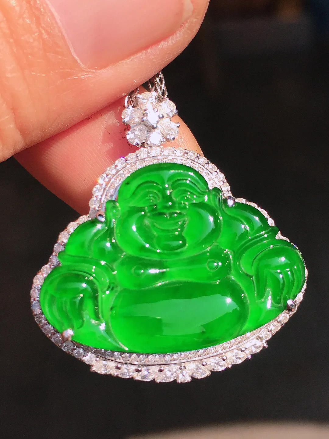 阳绿佛公吊坠，色泽均匀艳丽，玉质细腻，荧光感超
强，饱满圆润，尽显优雅气质，18k
金豪华镶嵌