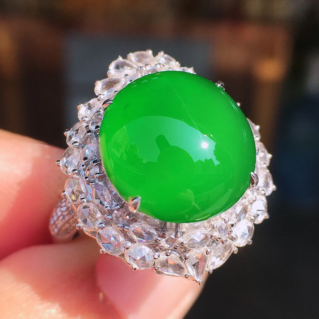 阳绿蛋面戒指/吊坠两用款，色泽均匀艳丽，玉质细腻，荧光感超
强，饱满圆润，尽显优雅气质，18k
金豪华镶嵌