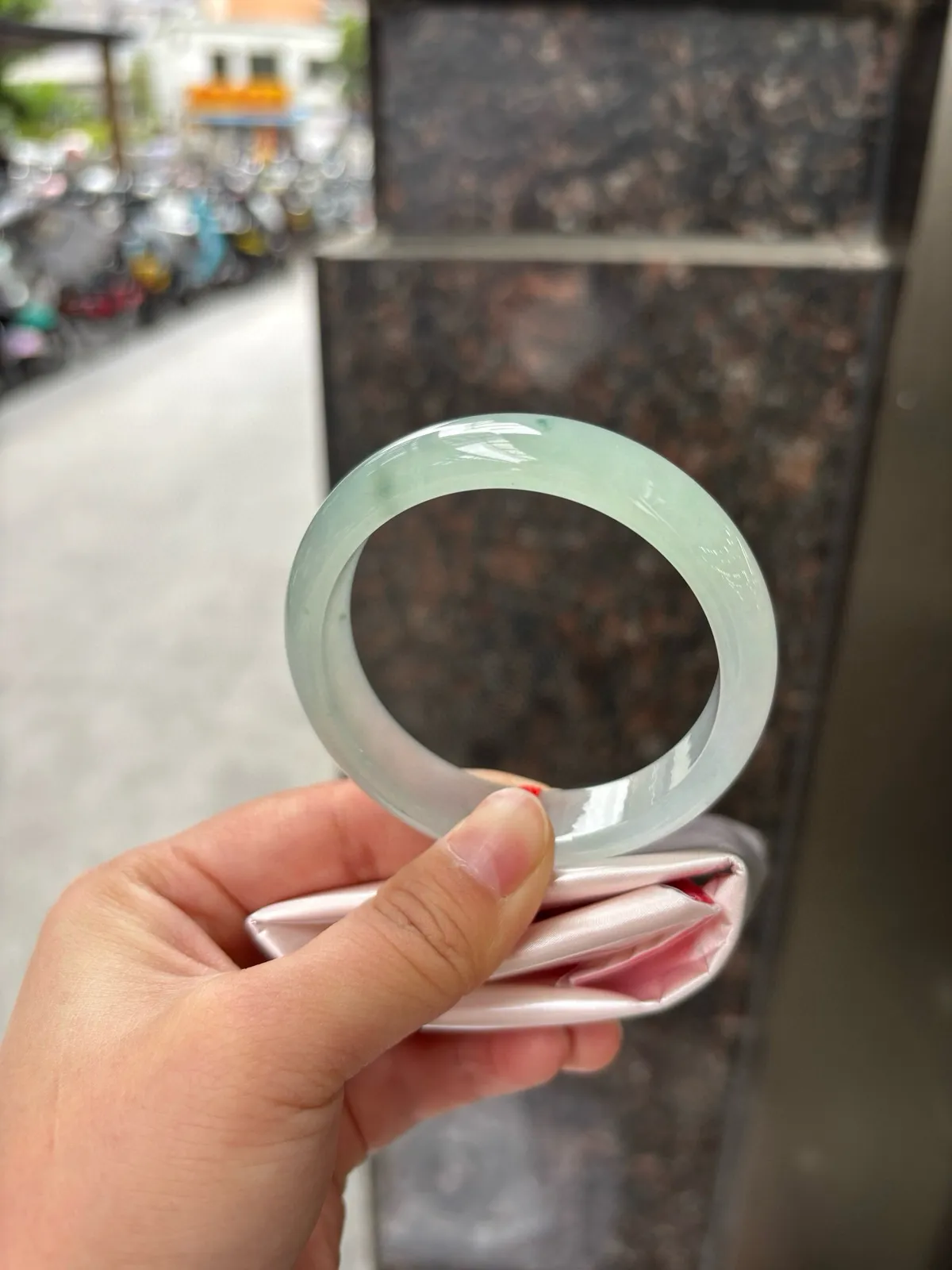 冰晴飘花正圈
完美，整体呈现出清润的晴底色泽，冰润莹泽的质地透着十足水头，上手水润通透又细腻起胶。种老肉细的特质让镯身质感尤为出众。