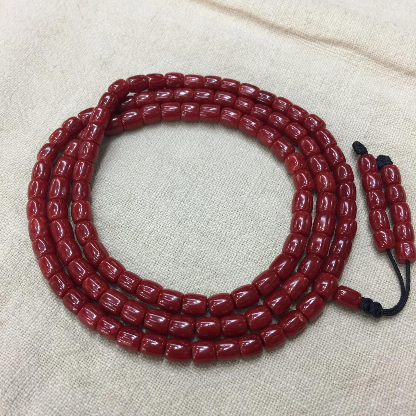 【赤血牛血6mm桶珠红珊瑚108佛珠串】传承精品！科西卡材料，西班牙产地。赤血牛血红颜色，黑红黑红的,整条无纹裂有虫眼。珠子直径6-5.3mm左右！108粒加佛头弟子珠共120粒，可作念佛珠串，每料珠子均为天然珊瑚，珊瑚自古就为佛教珍宝，大师，高僧的喜爱之物！可加持，可守护！深海千年有机宝石，重量为39.36克！