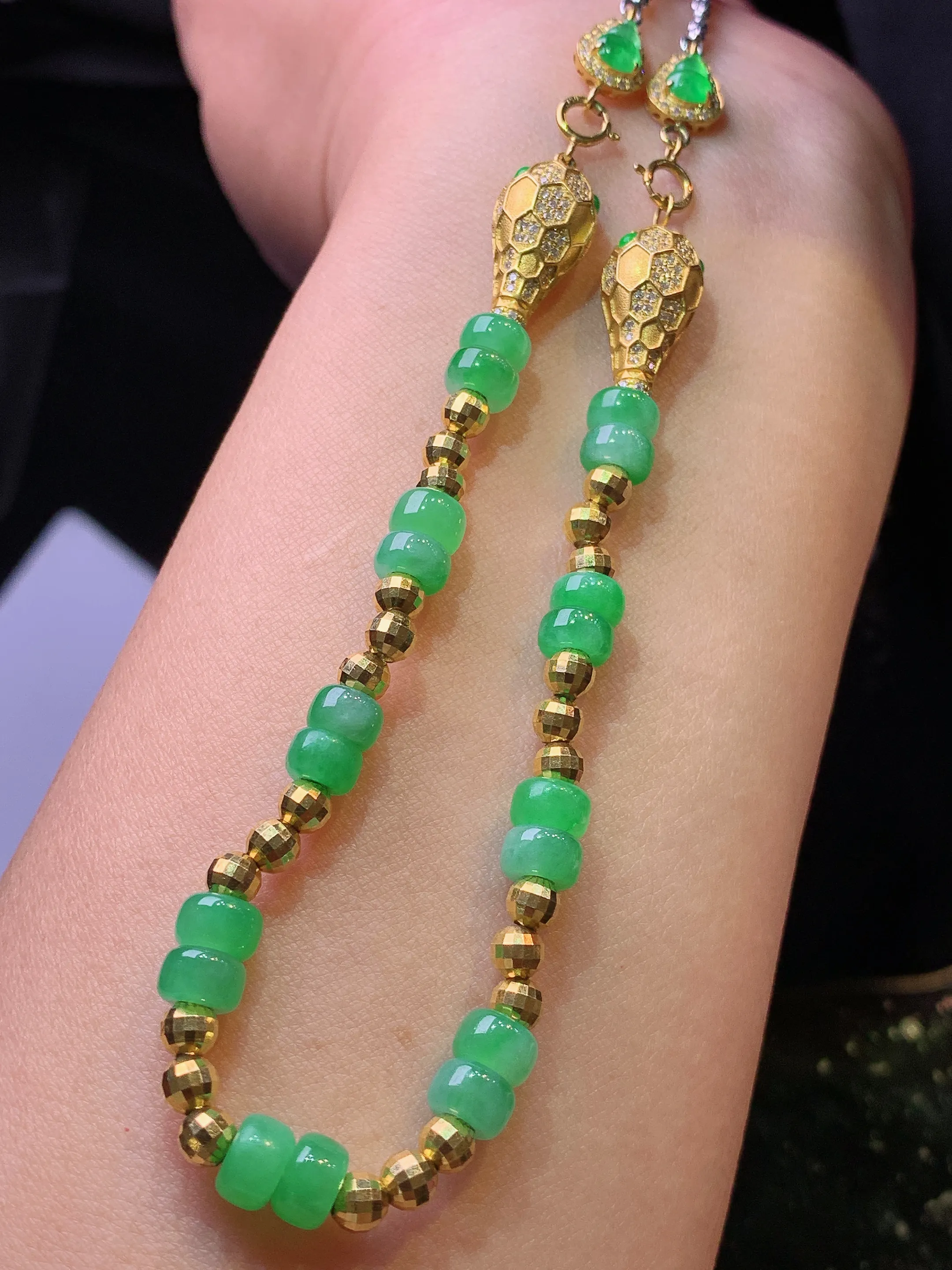 18k金钻镶嵌翠绿算盘珠项链 玉质细腻 色泽清新艳丽 整体尺寸6*3.8