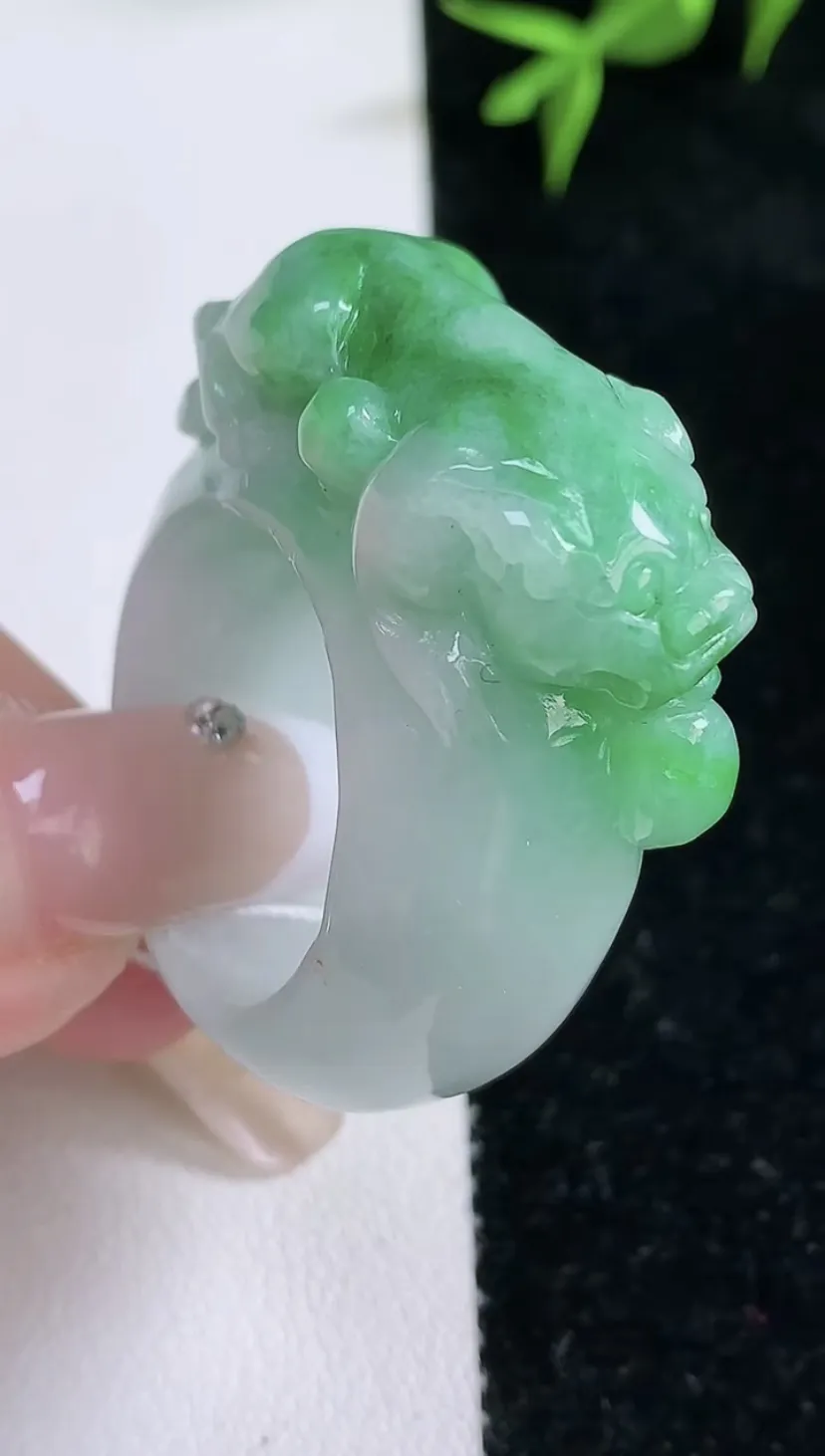 翡翠a货飘绿貔貅指环扳指，尺寸22-34.4-14.3-14，重量:26.69g