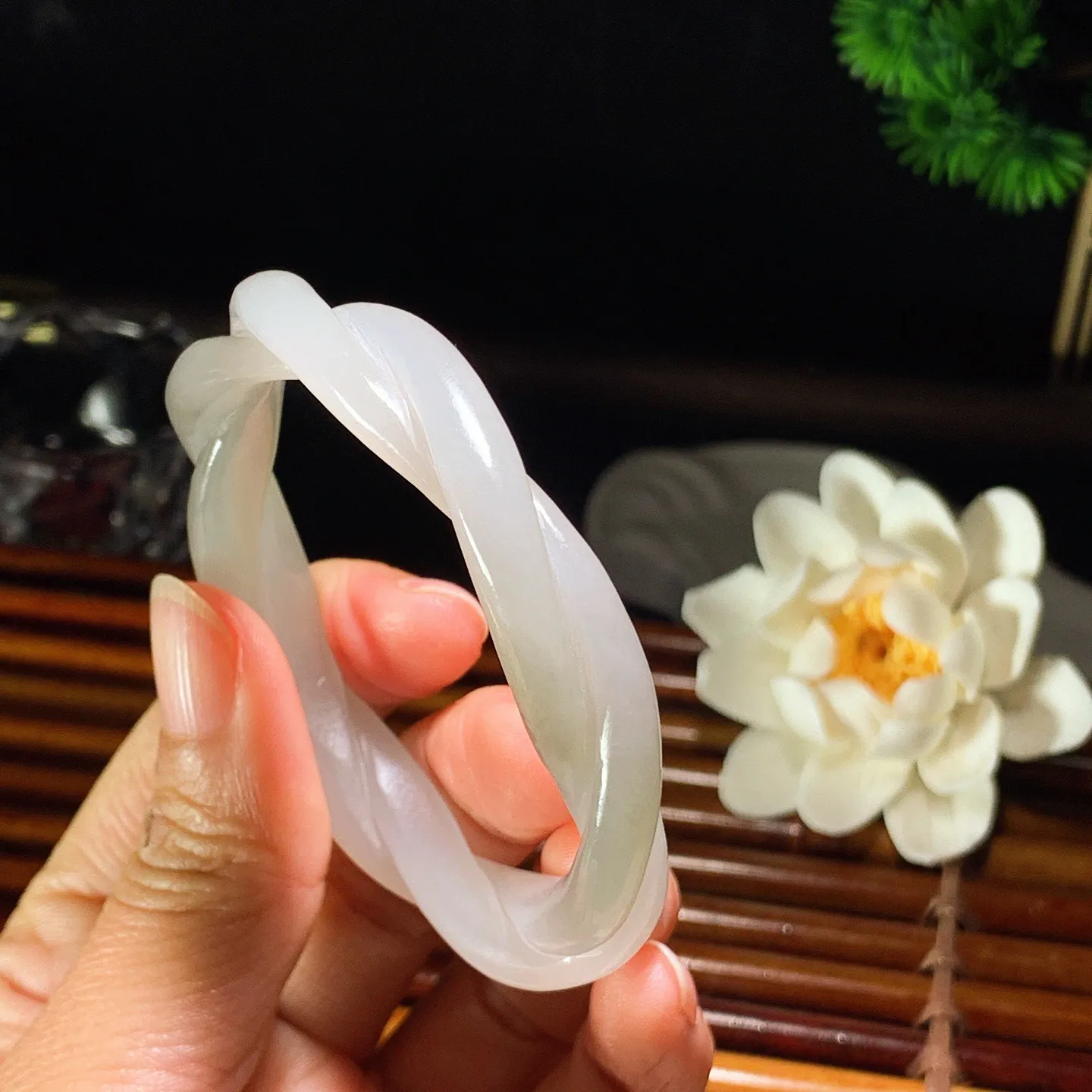 52圈口和田玉白玉麻花手镯 52圈口条宽10厚9重32.5克 玉质细腻油润。手推出油。佩高端典雅。lt060129