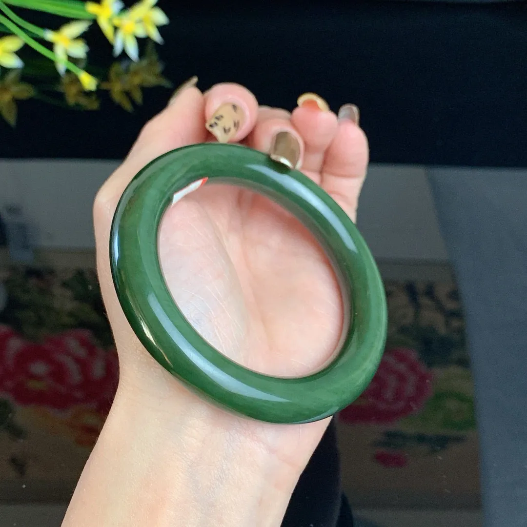 和田玉57.5圈口菠菜绿肥圆条猫眼碧玉手镯！玉质细腻油润 底色纯净 无裂无杂 脂粉好，品质高