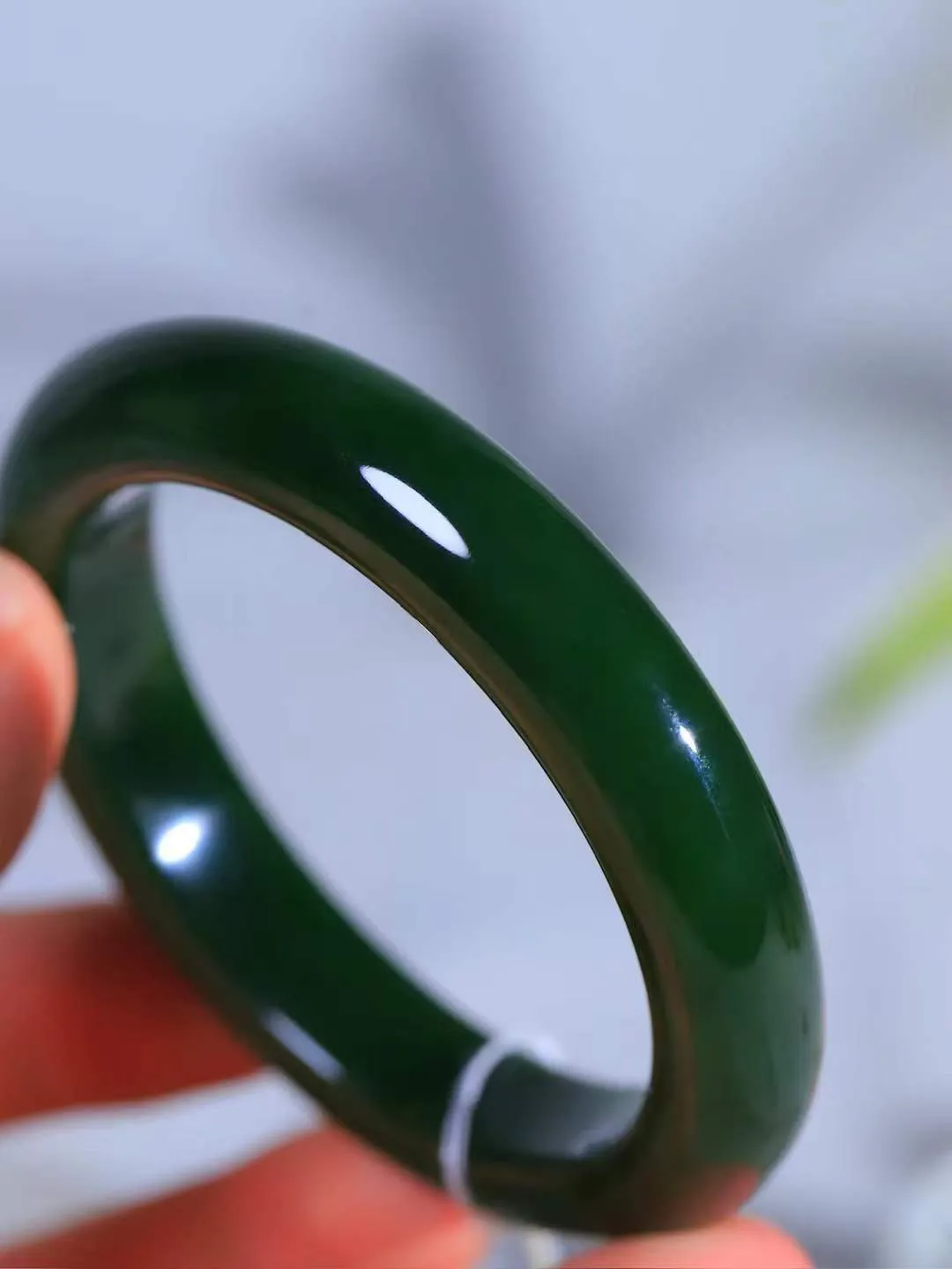 【碧波流转·手镯】

精品和田玉碧玉手镯，玉质细腻温润，手感舒适，️线条流畅，简约大气，美自天成，佩戴于腕间，婉约之美，举手投足间透出那份低调奢华，醉人心扉。
重63.3克 内径圈口56.5mm尺寸12.5-9.8mm  FDL-45102933