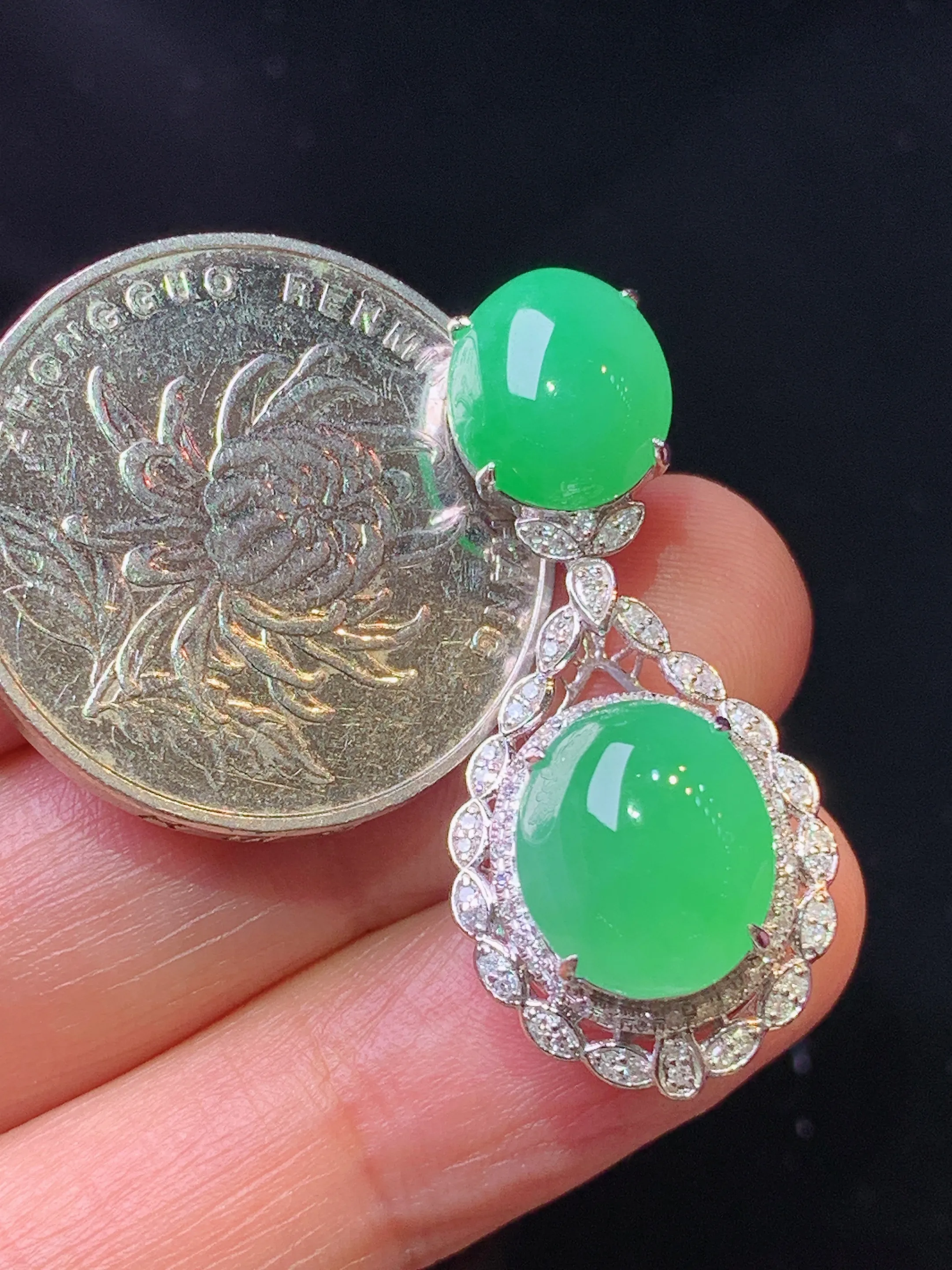 18k金钻镶嵌满绿蛋面吊坠 玉质细腻 色泽清新艳丽 整体尺寸33.8*15.2*11.3