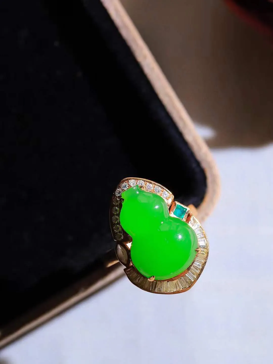 【金镶玉.福禄.戒指】

精品和田玉碧玉18k金镶嵌葫芦戒指，玉质细腻油润，造型饱满圆润，手感上佳